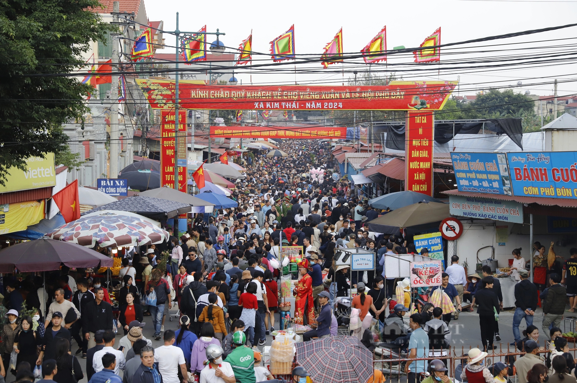 Đi Chợ Viềng đầu năm có ý nghĩa thế nào, vì sao khách thập phương chen nhau ngộp thở vào lễ Phủ Dầy?- Ảnh 1.