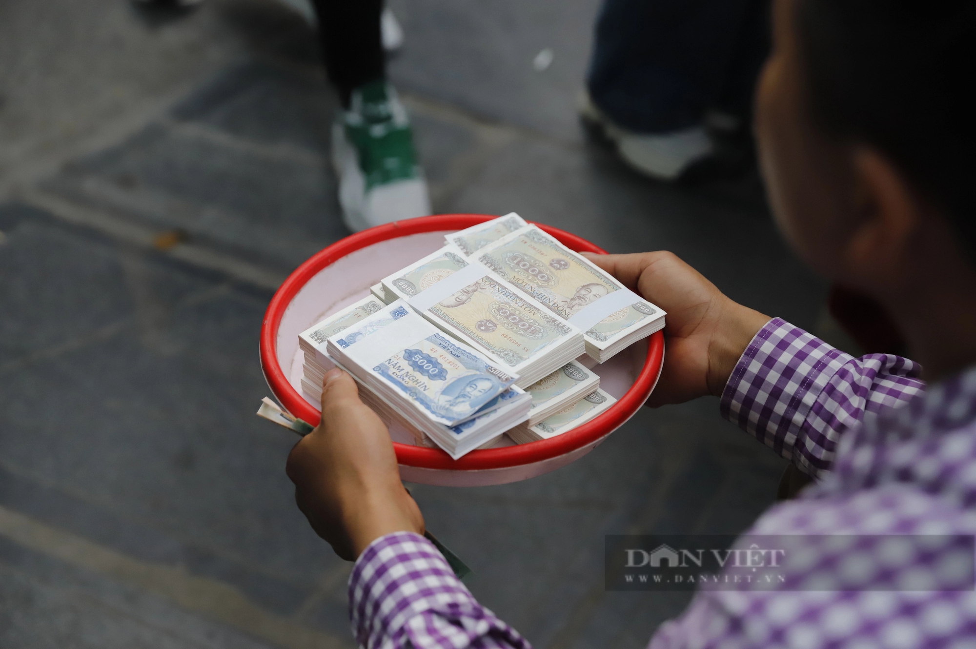 Phí đổi tiền lẻ lên tới 18%, thịt bò giá 250.000 đồng/kg tại chợ Viềng, Phủ Dầy Nam Định hút khách- Ảnh 3.