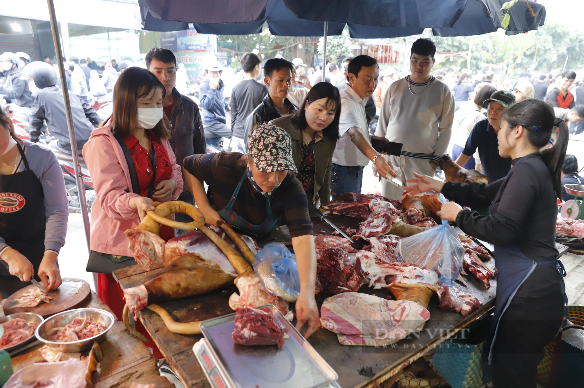 Phí đổi tiền lẻ lên tới 18%, thịt bò giá 250.000 đồng/kg tại chợ Viềng, Phủ Dầy Nam Định hút khách- Ảnh 7.