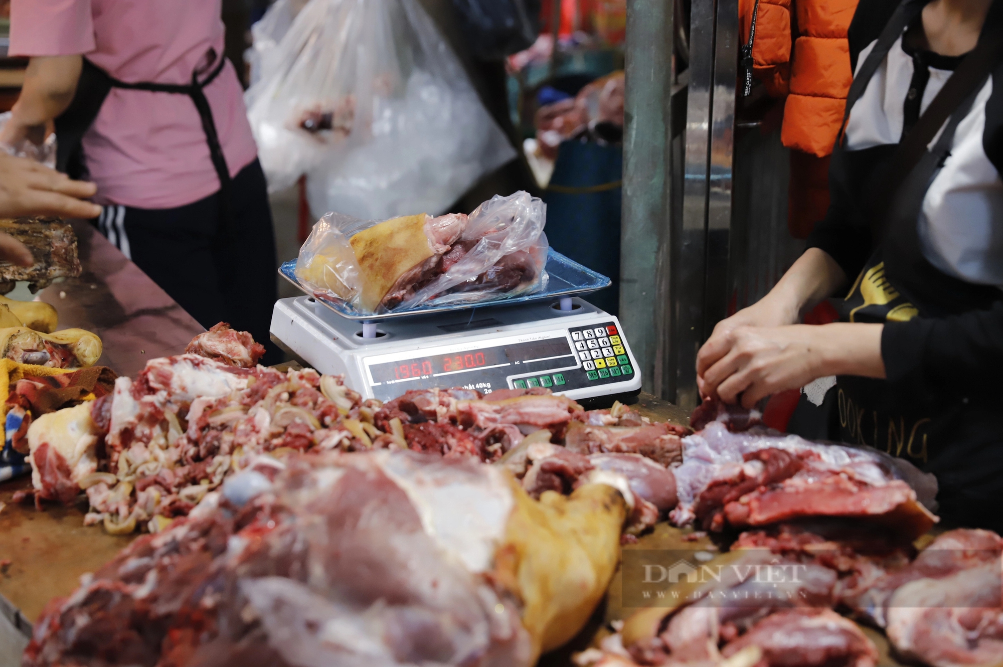 Phí đổi tiền lẻ lên tới 18%, thịt bò giá 250.000 đồng/kg tại chợ Viềng, Phủ Dầy Nam Định hút khách- Ảnh 8.