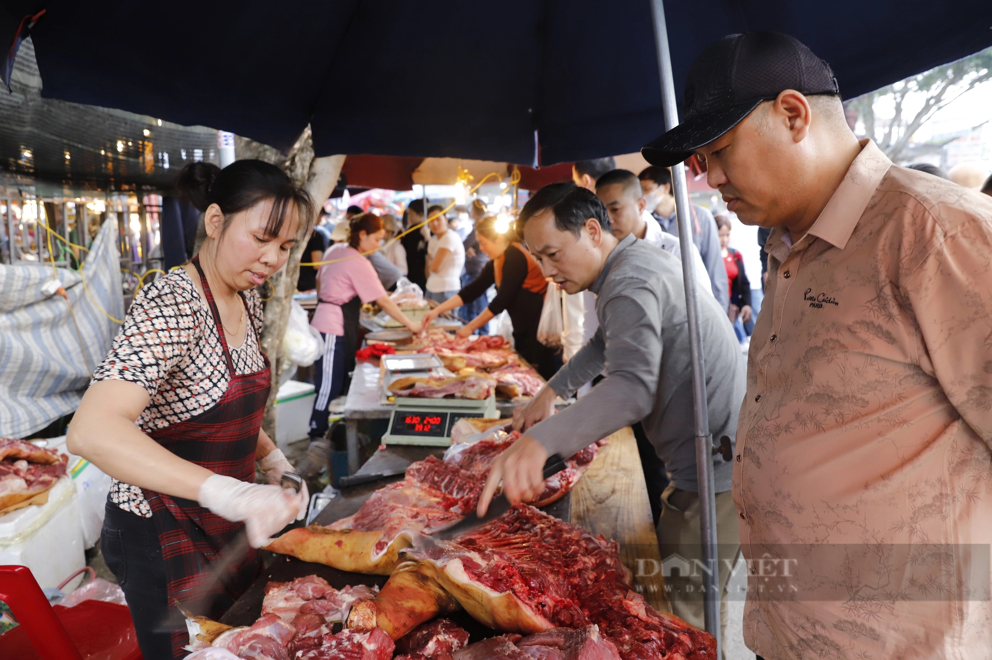 Phí đổi tiền lẻ lên tới 18%, thịt bò giá 250.000 đồng/kg tại chợ Viềng, Phủ Dầy Nam Định hút khách- Ảnh 9.