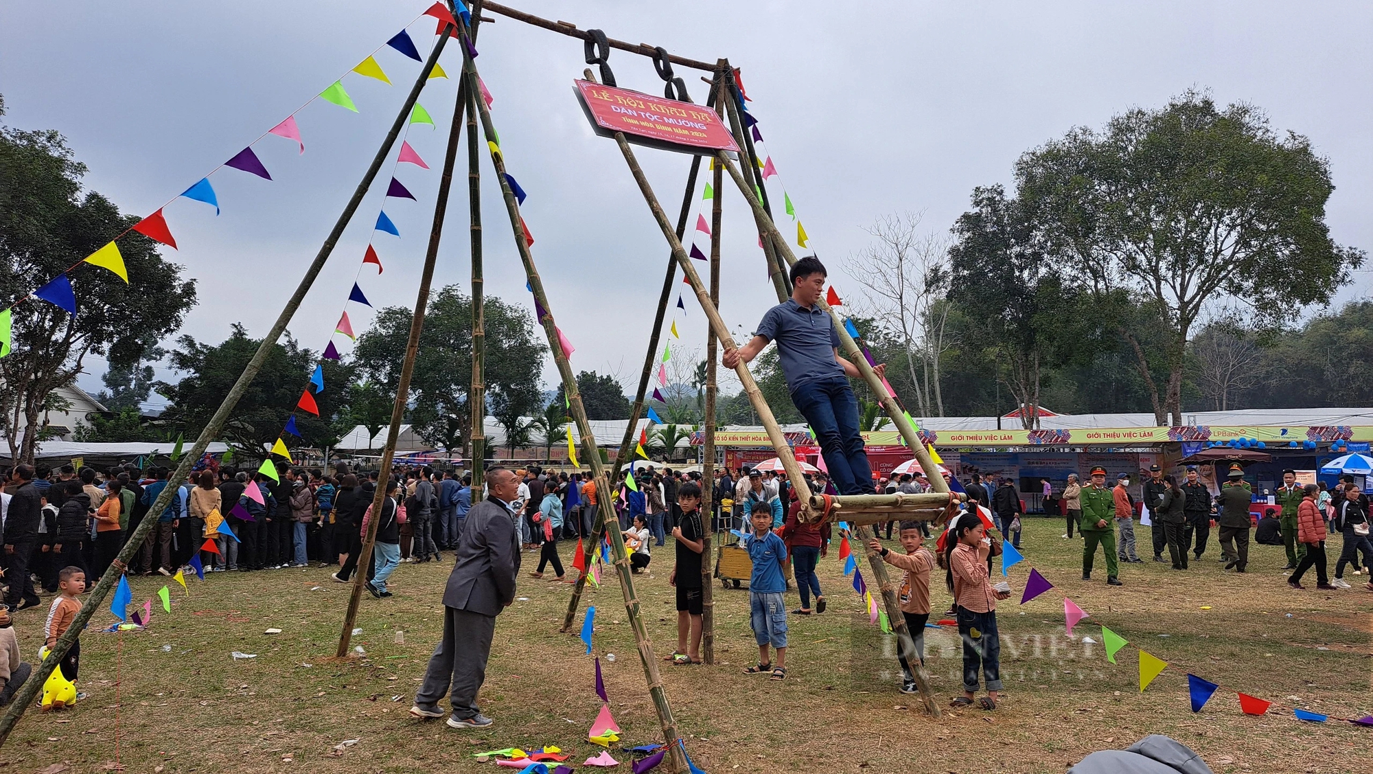 Lễ hội Khai hạ dân tộc Mường tỉnh Hoà Bình đông nghịt người trước ngày khai mạc- Ảnh 4.