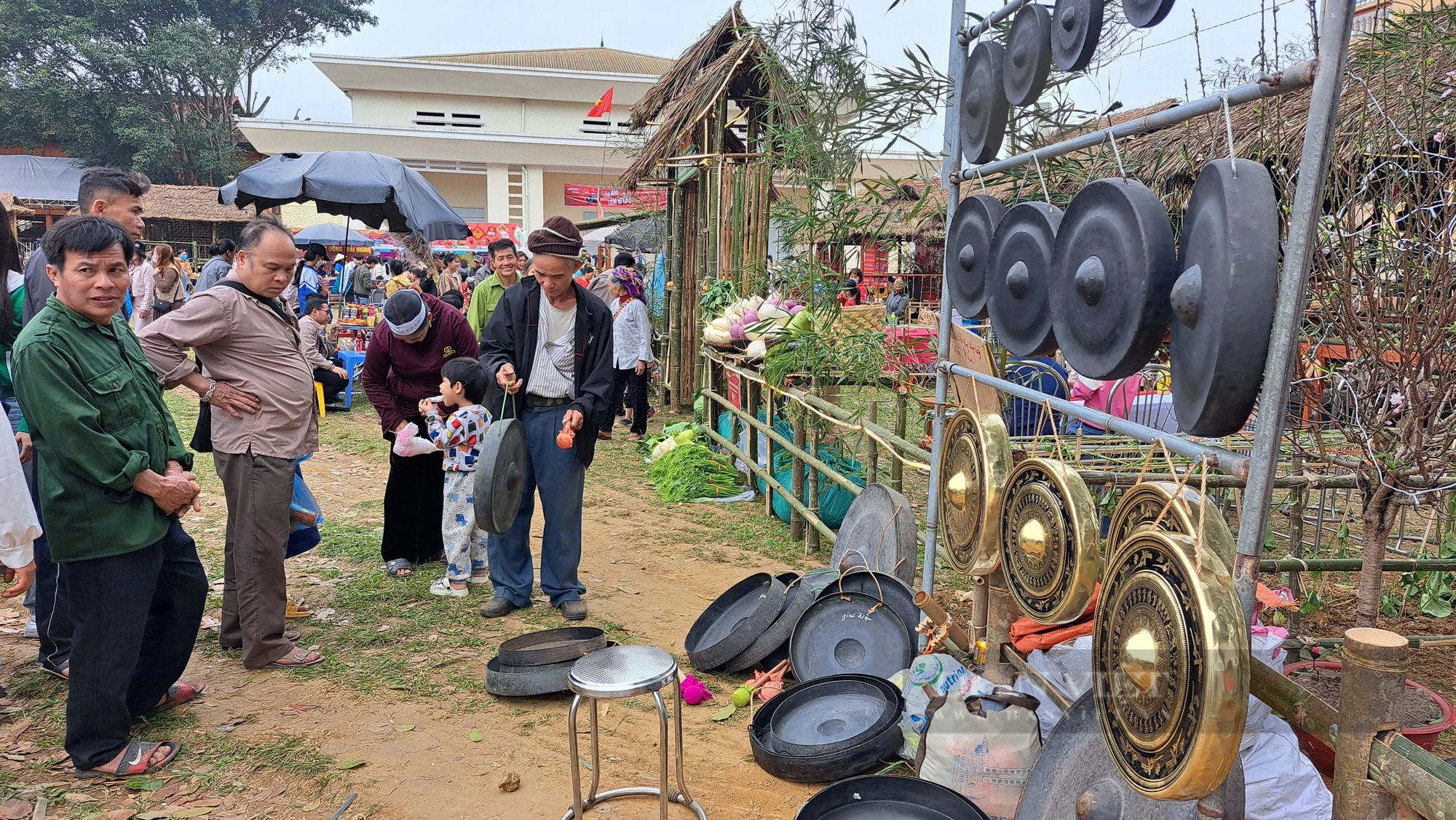 Lễ hội Khai hạ dân tộc Mường tỉnh Hoà Bình đông nghịt người trước ngày khai mạc- Ảnh 6.