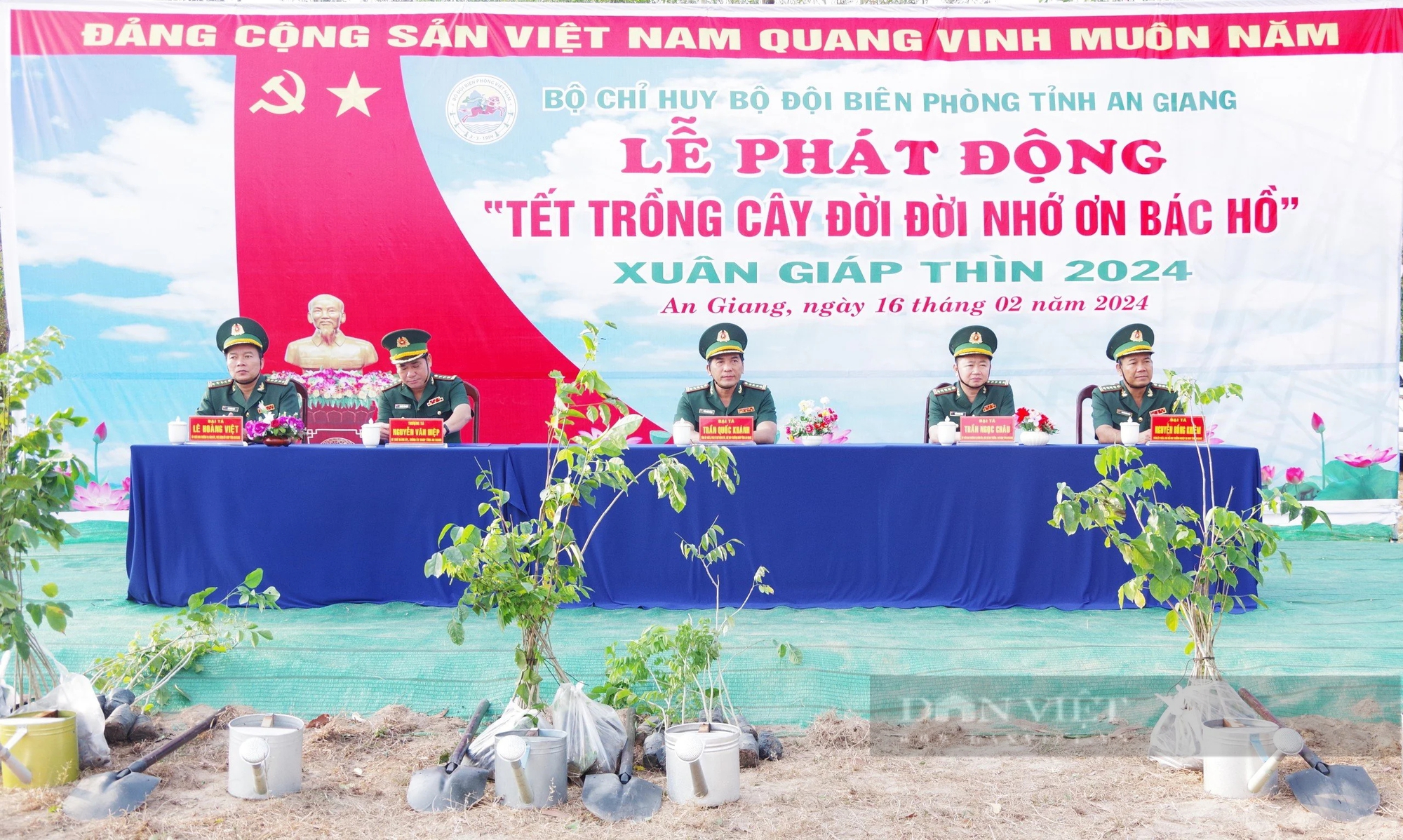 Bộ đội Biên phòng tỉnh An Giang phối hợp với địa phương trồng 100.000 cây xanh đầu Xuân Giáp Thìn 2024- Ảnh 1.