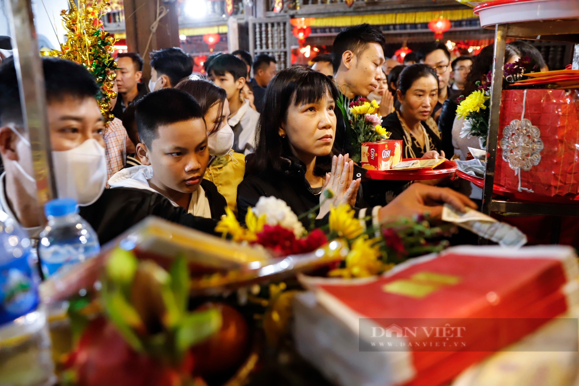 Phủ Dầy không còn chỗ trống, người dân phải chen nhau để dâng lễ lúc nửa đêm- Ảnh 5.