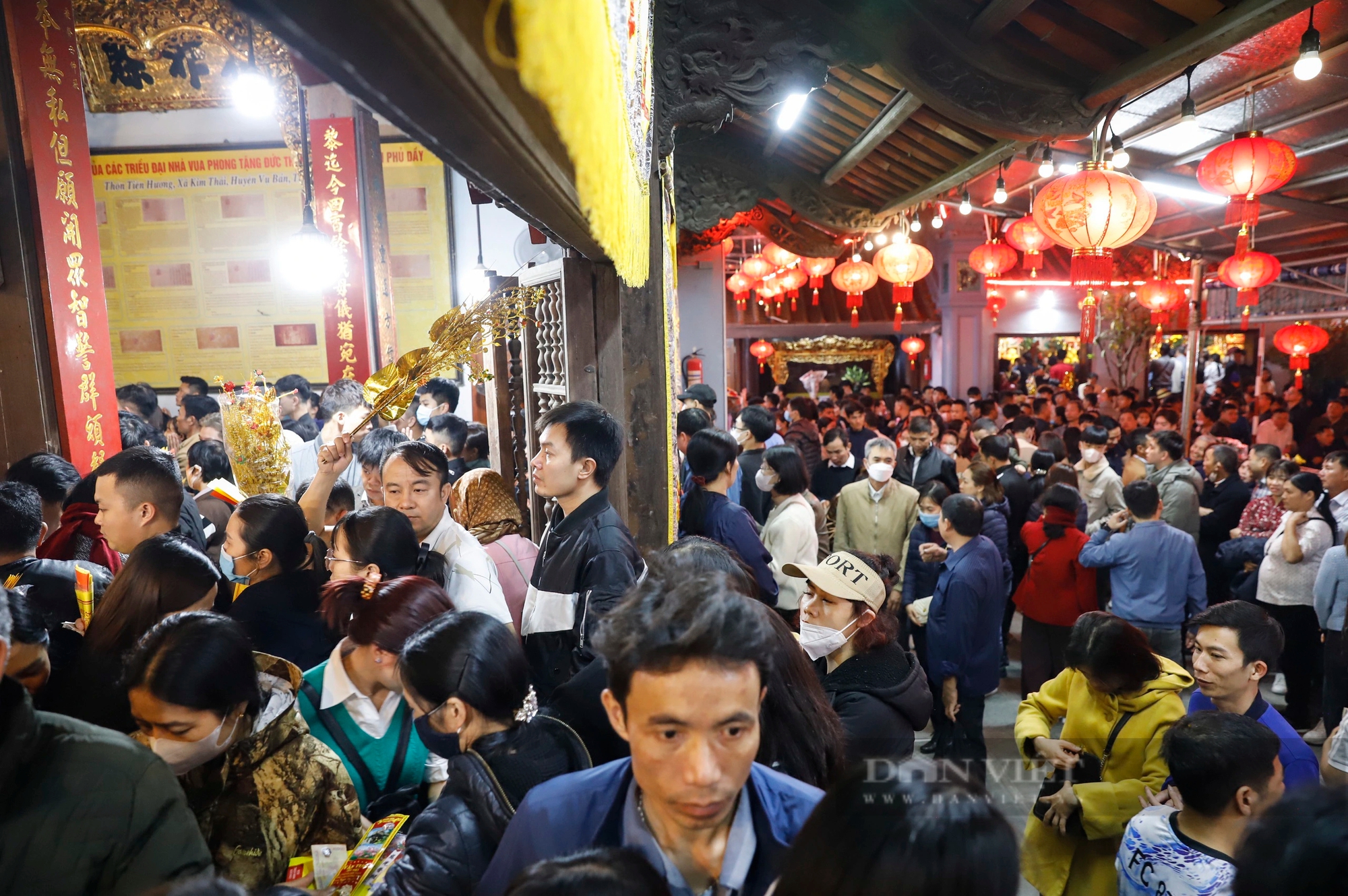 Phủ Dầy không còn chỗ trống, người dân phải chen nhau để dâng lễ lúc nửa đêm- Ảnh 6.