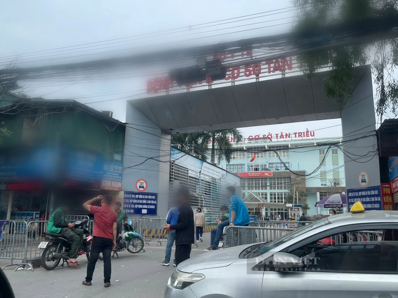 Tái diễn tình trạng "chặt chém" phí trông giữ xe ô tô trước cổng Bệnh viện K cơ sở Tân Triều- Ảnh 1.