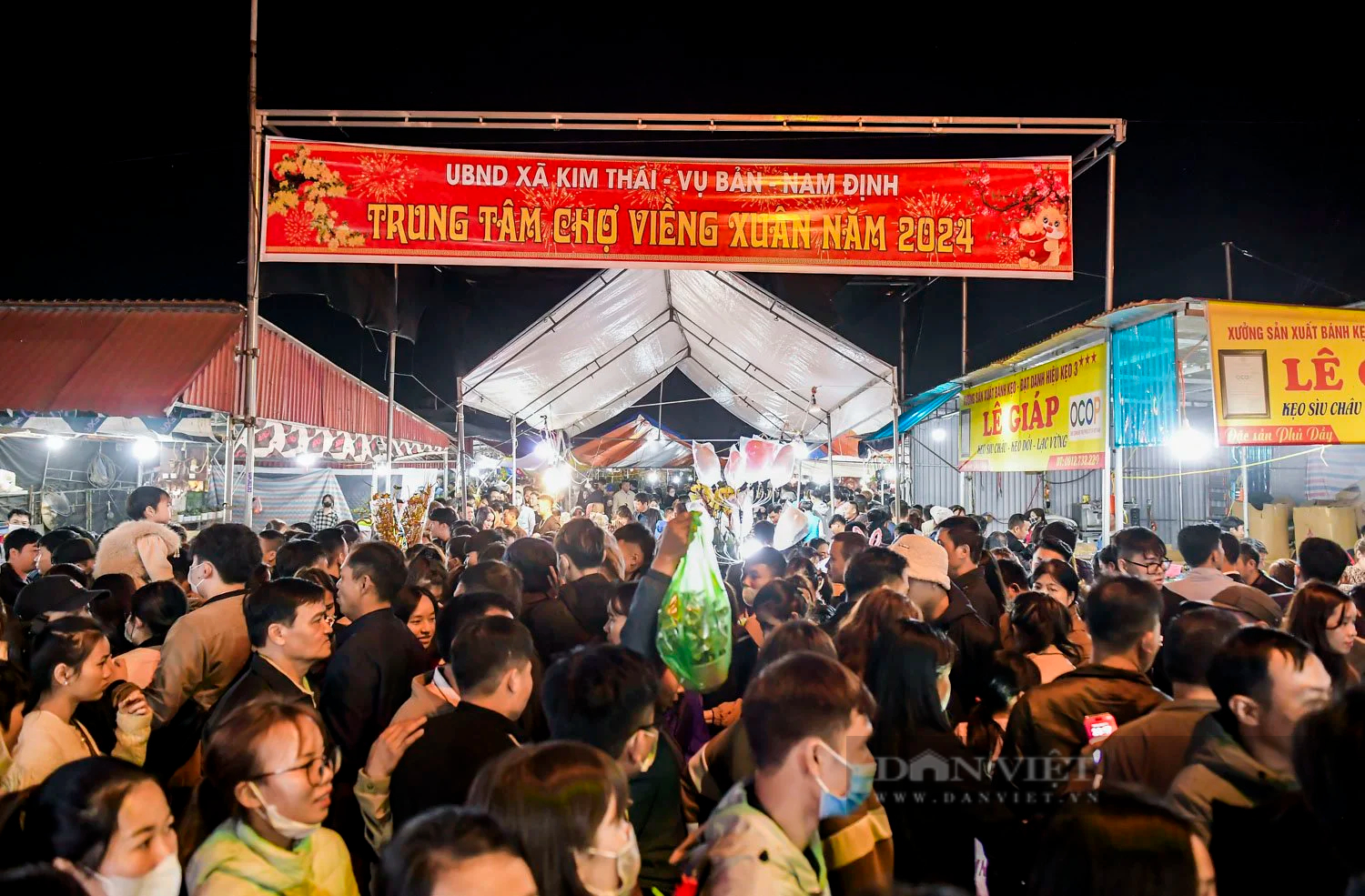 Khách thập phương thức trắng đêm đi chợ Viềng ở Nam Định- Ảnh 1.