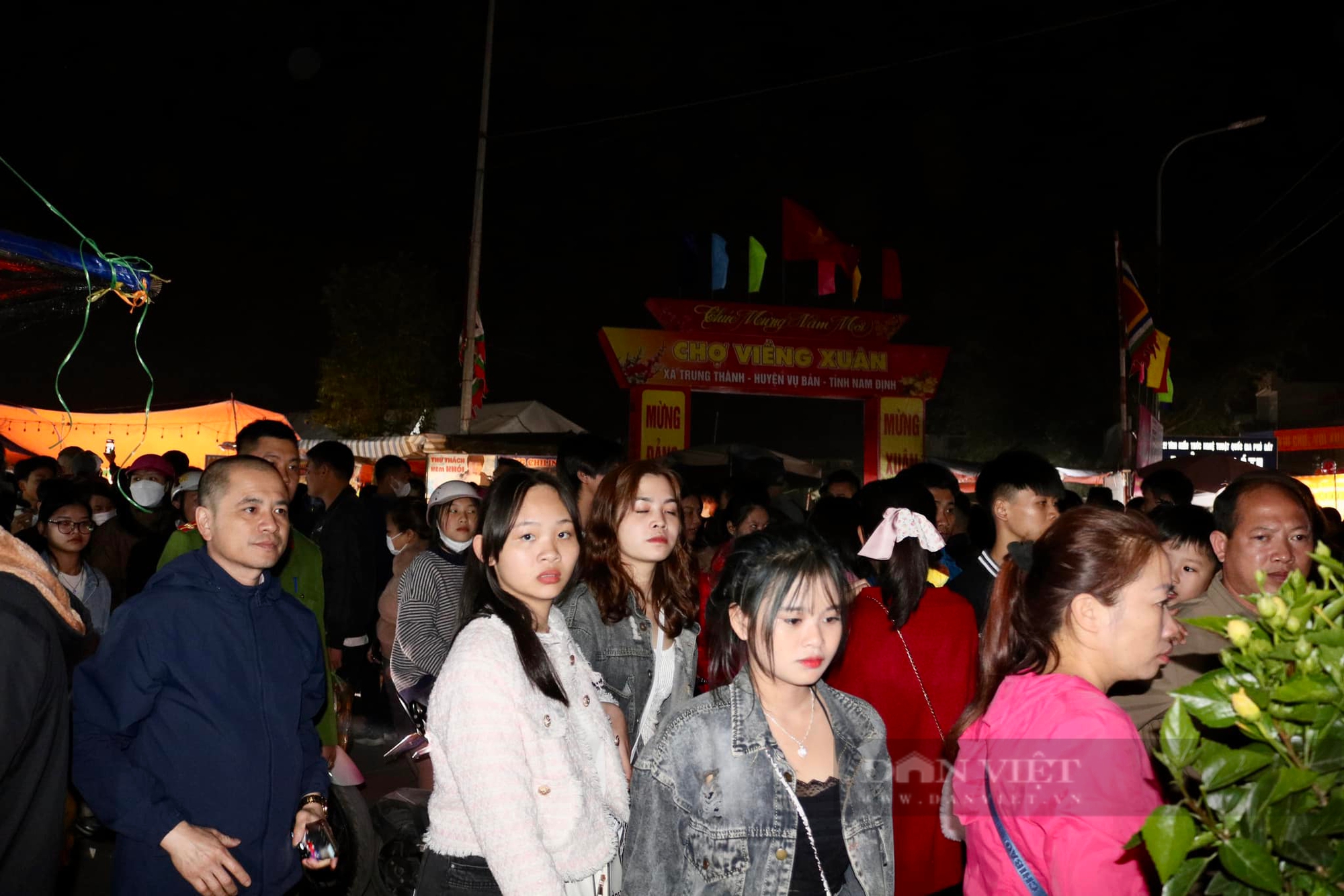 Khách thập phương thức trắng đêm đi chợ Viềng ở Nam Định- Ảnh 3.