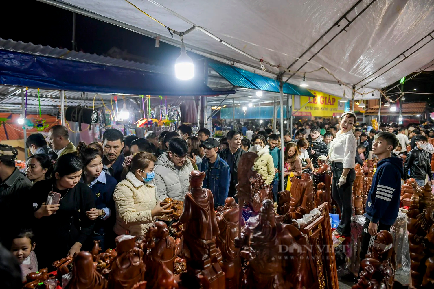 Khách thập phương thức trắng đêm đi chợ Viềng ở Nam Định- Ảnh 5.