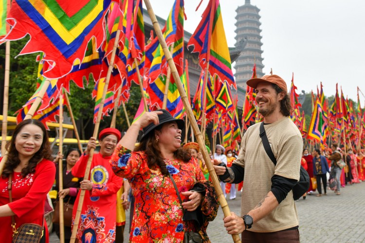 Hình ảnh báo chí 24h: Người nước ngoài hào hứng du xuân tại Lễ hội chùa Bái Đính- Ảnh 2.