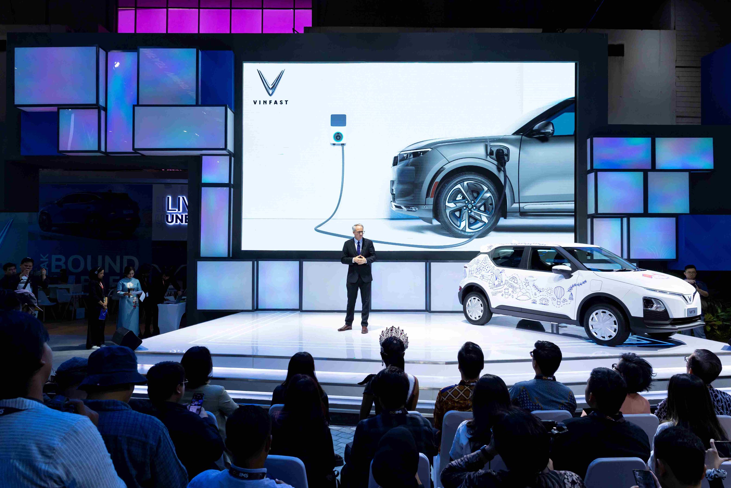 VinFast chính thức giới thiệu dải xe điện tay lái nghịch- Ảnh 1.
