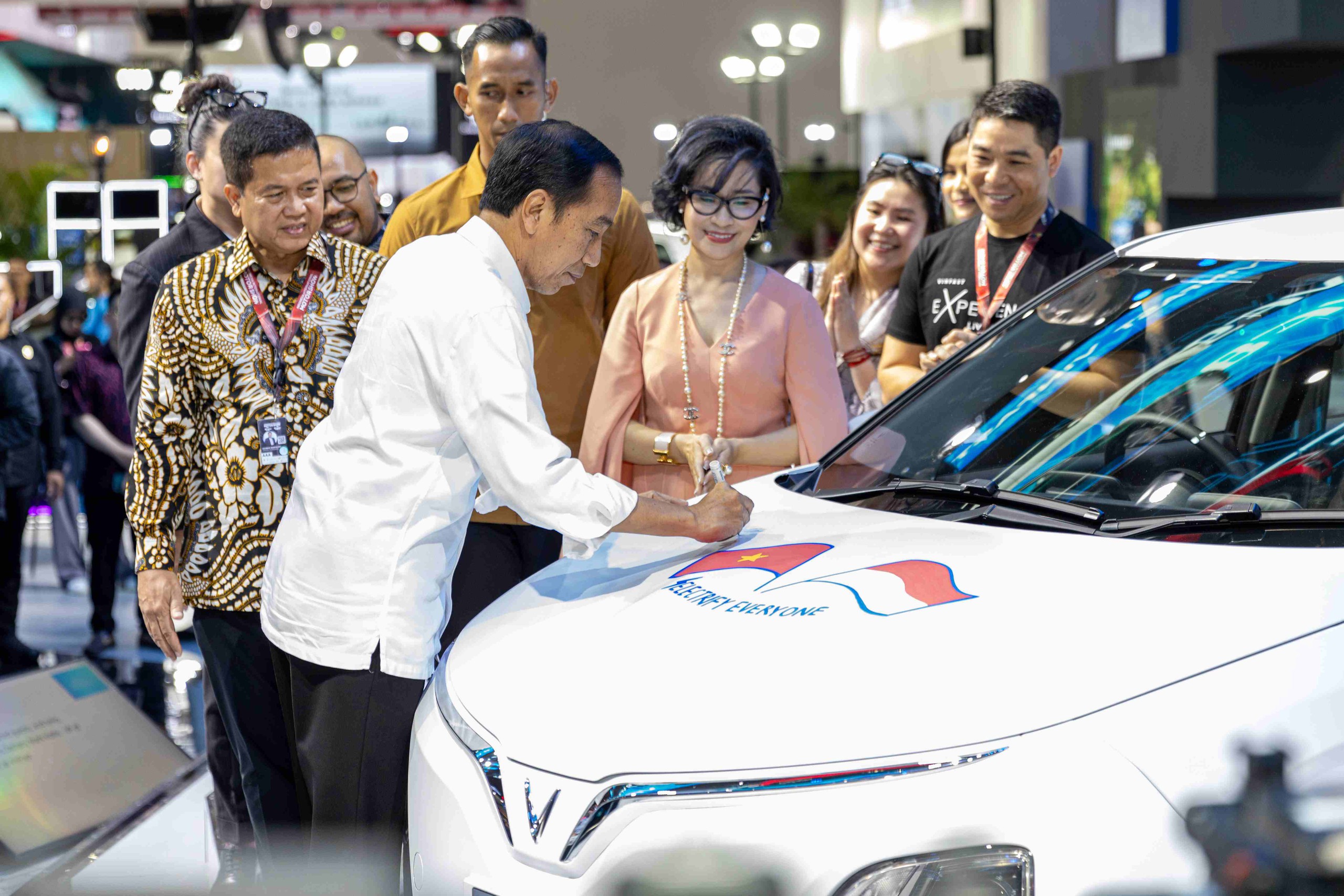 Tổng thống Indonesia Joko Widodo tham quan và ký tặng lên mẫu xe VF 5 trưng bày tại gian hàng VinFast.