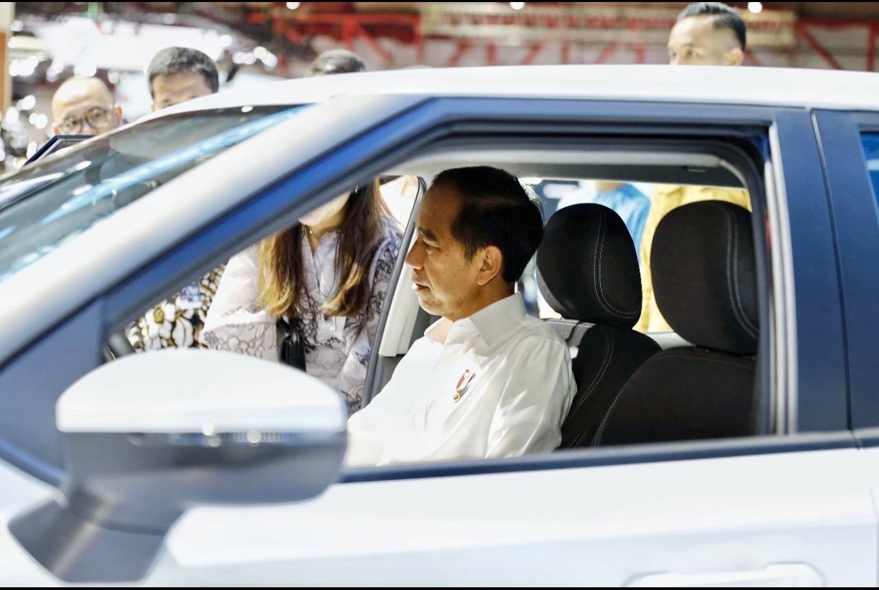 Tổng thống Indonesia Joko Widodo trải nghiệm xe VinFast tại gian hàng.