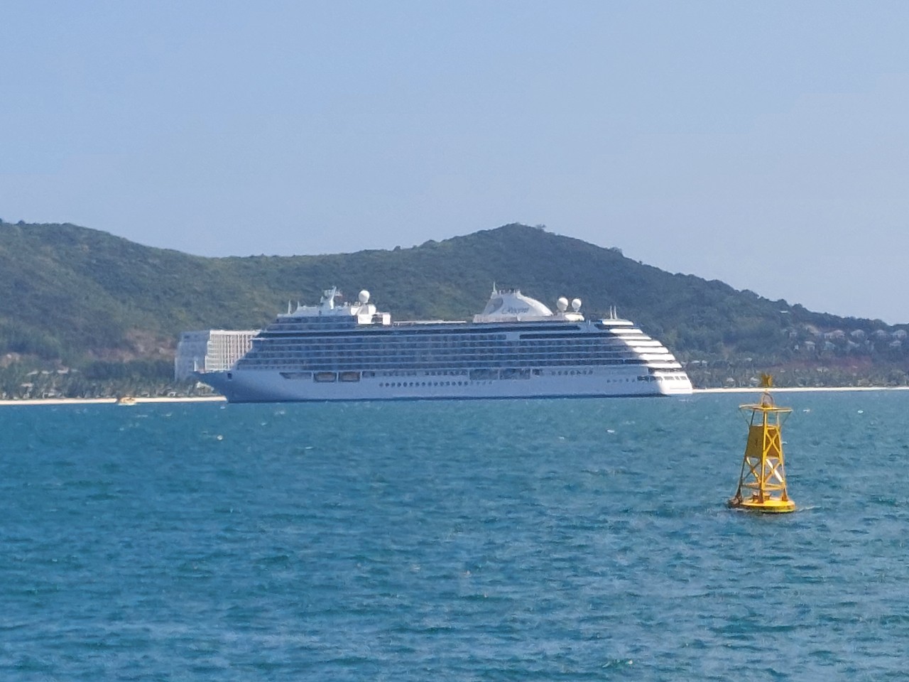 Tàu biển Seven Seas Explorer đưa 750 du khách đến Khánh Hòa- Ảnh 1.