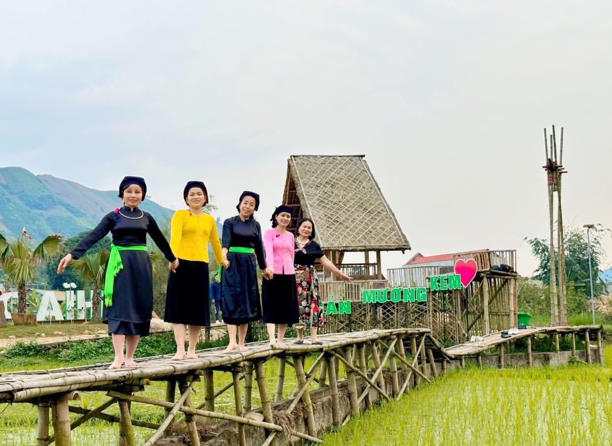 Nông thôn mới Lào Cai: Lan toả Homestay xinh, cổng đẹp, hàng rào cây xanh- Ảnh 9.