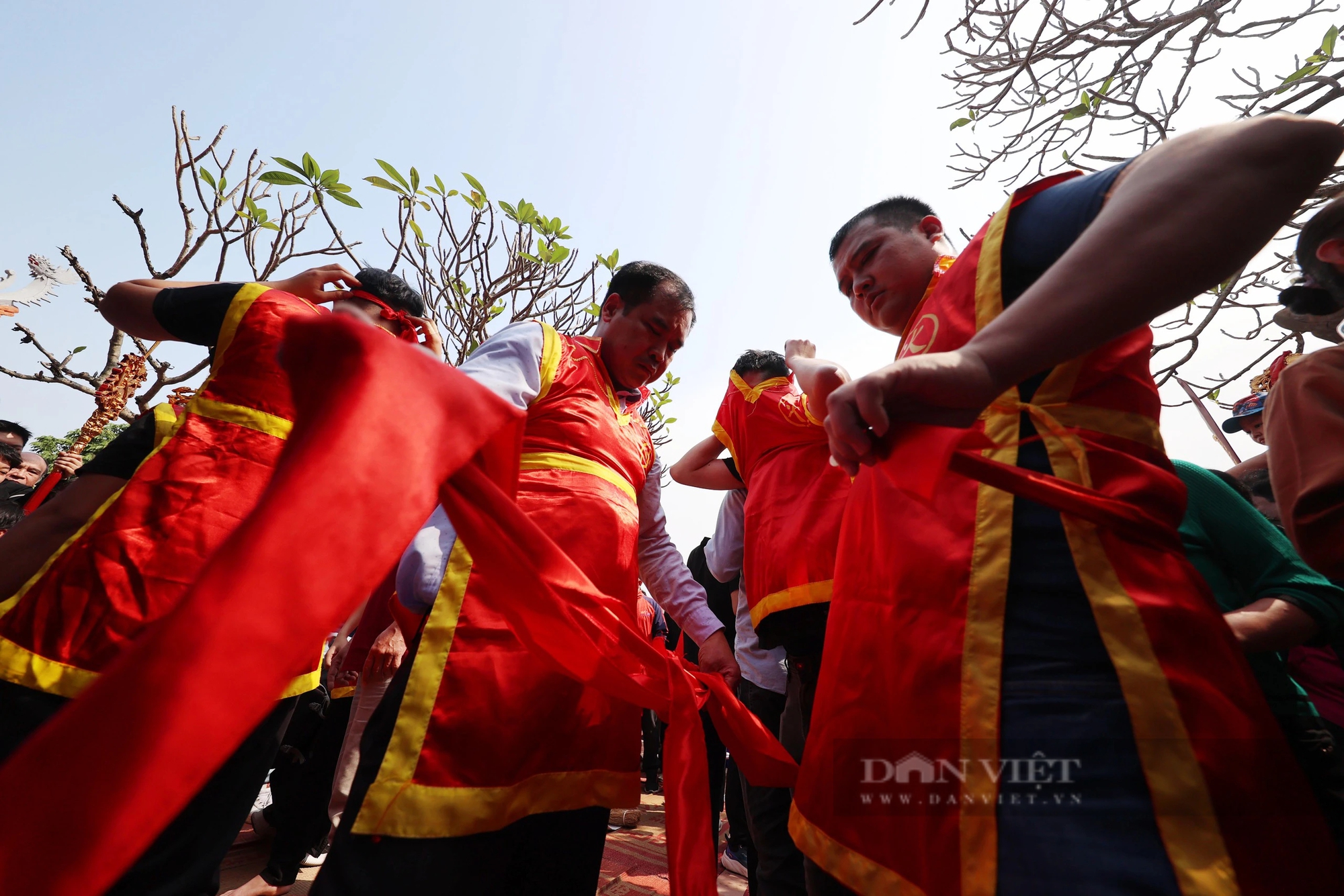 Reporters and photographers surrounded the fire-cooking festival in the middle of a communal house yard in Hanoi - Photo 3.