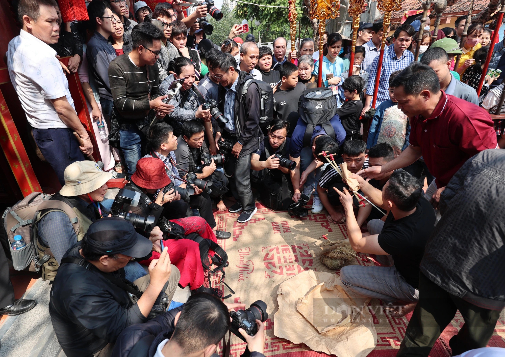 Phóng viên, nhiếp ảnh gia vây kín hội kéo lửa thổi cơm giữa sân đình ở Hà Nội- Ảnh 4.