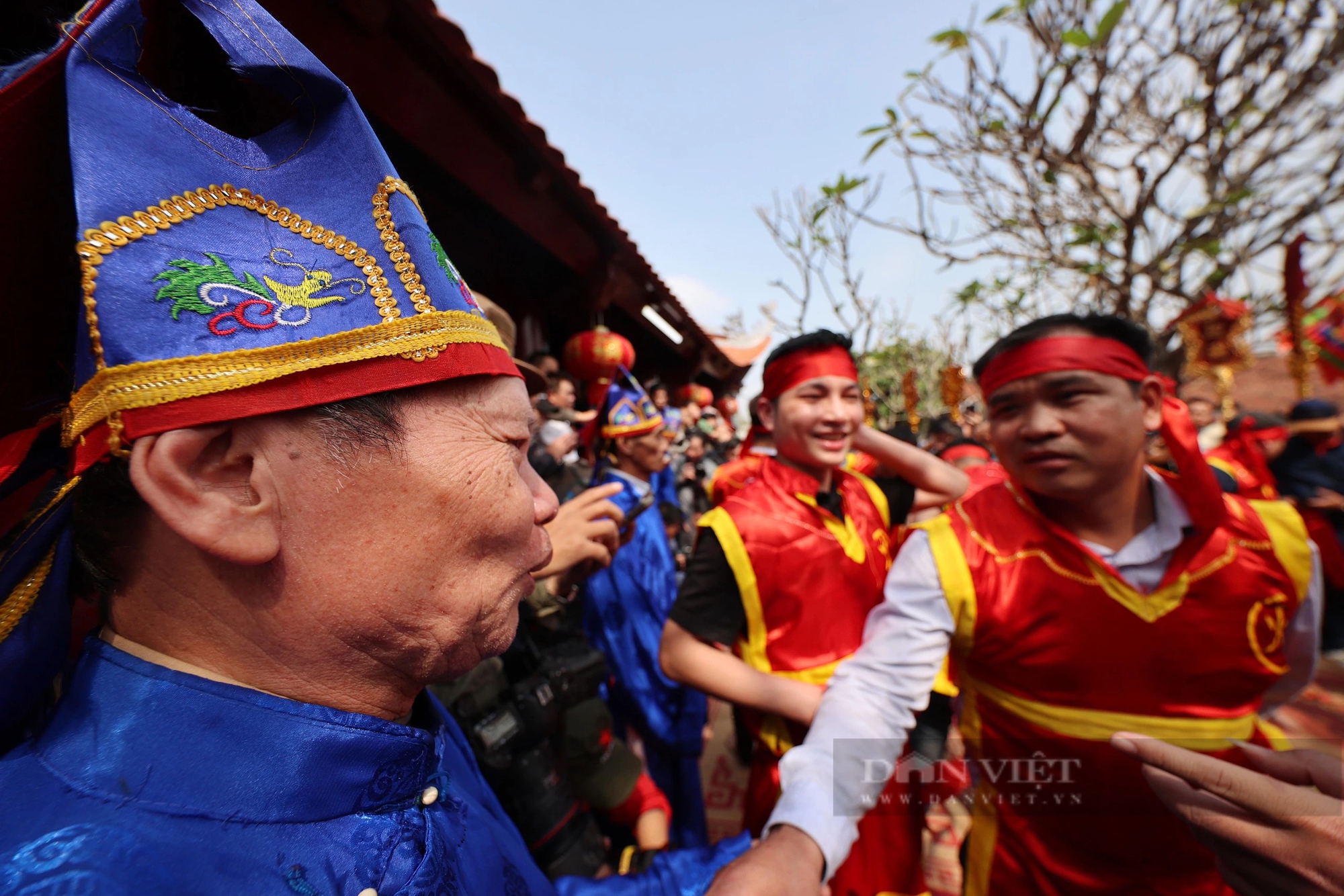 Phóng viên, nhiếp ảnh gia vây kín hội kéo lửa thổi cơm giữa sân đình ở Hà Nội- Ảnh 5.