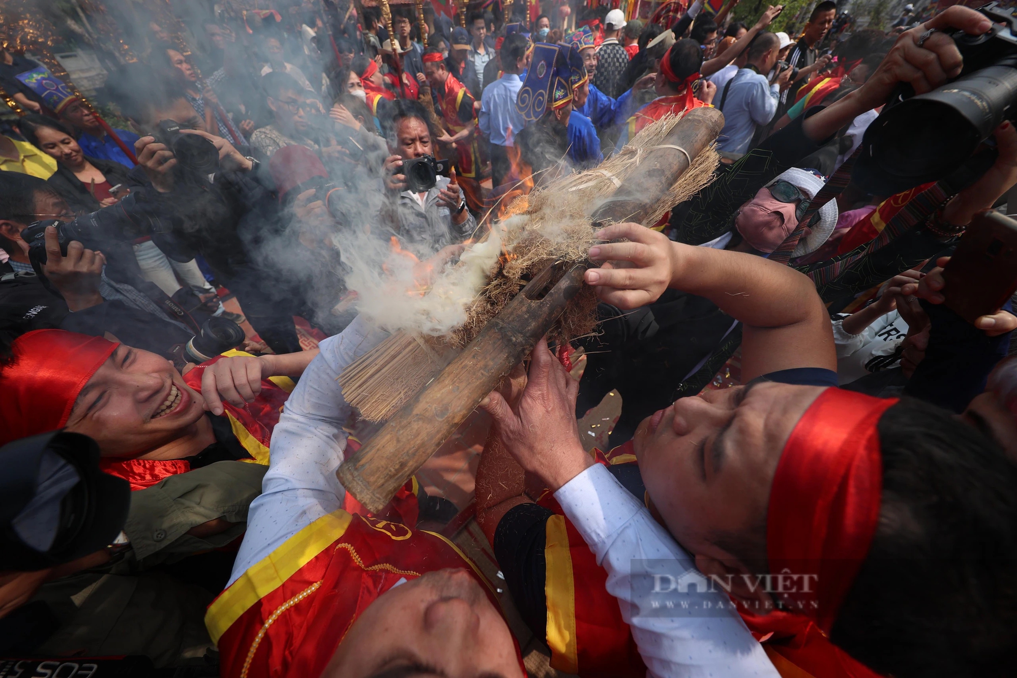 Reporters and photographers surrounded the fire-cooking festival in the middle of a communal house yard in Hanoi - Photo 6.