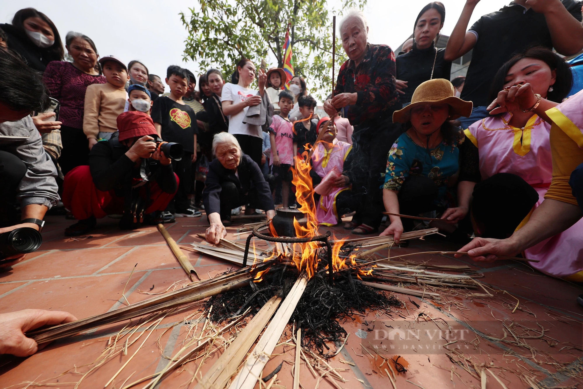 Phóng viên, nhiếp ảnh gia vây kín hội kéo lửa thổi cơm giữa sân đình ở Hà Nội- Ảnh 8.