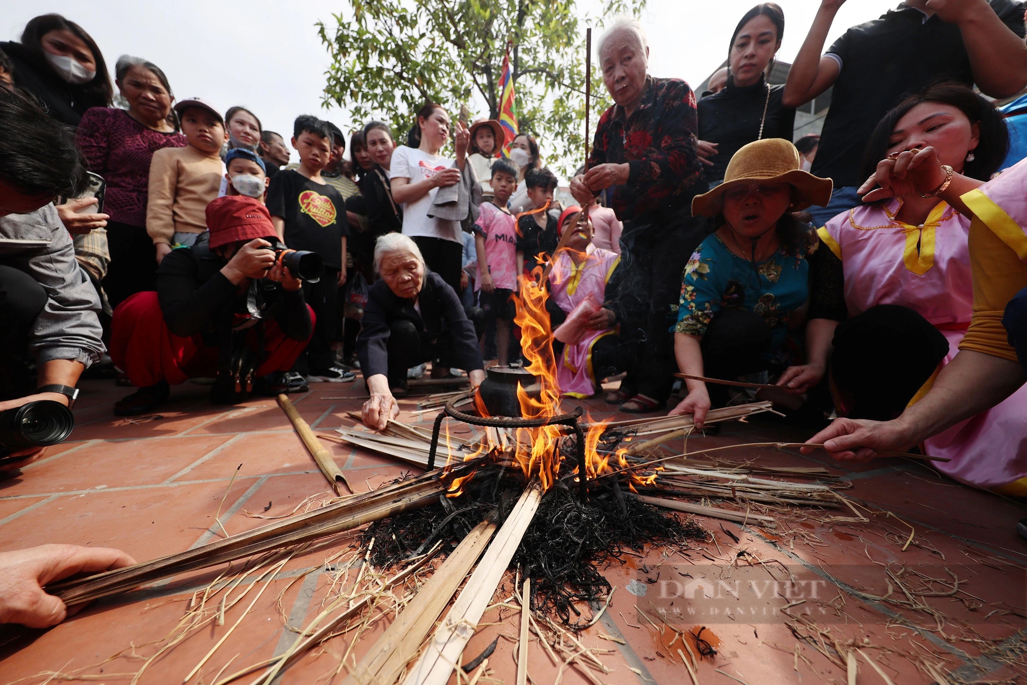 Reporters and photographers surrounded the fire-cooking festival in the middle of a communal house yard in Hanoi - Photo 8.