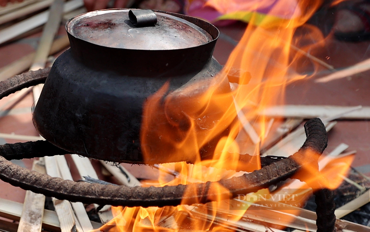 Reporters and photographers surrounded the fire-cooking festival in the middle of a communal house yard in Hanoi - Photo 9.