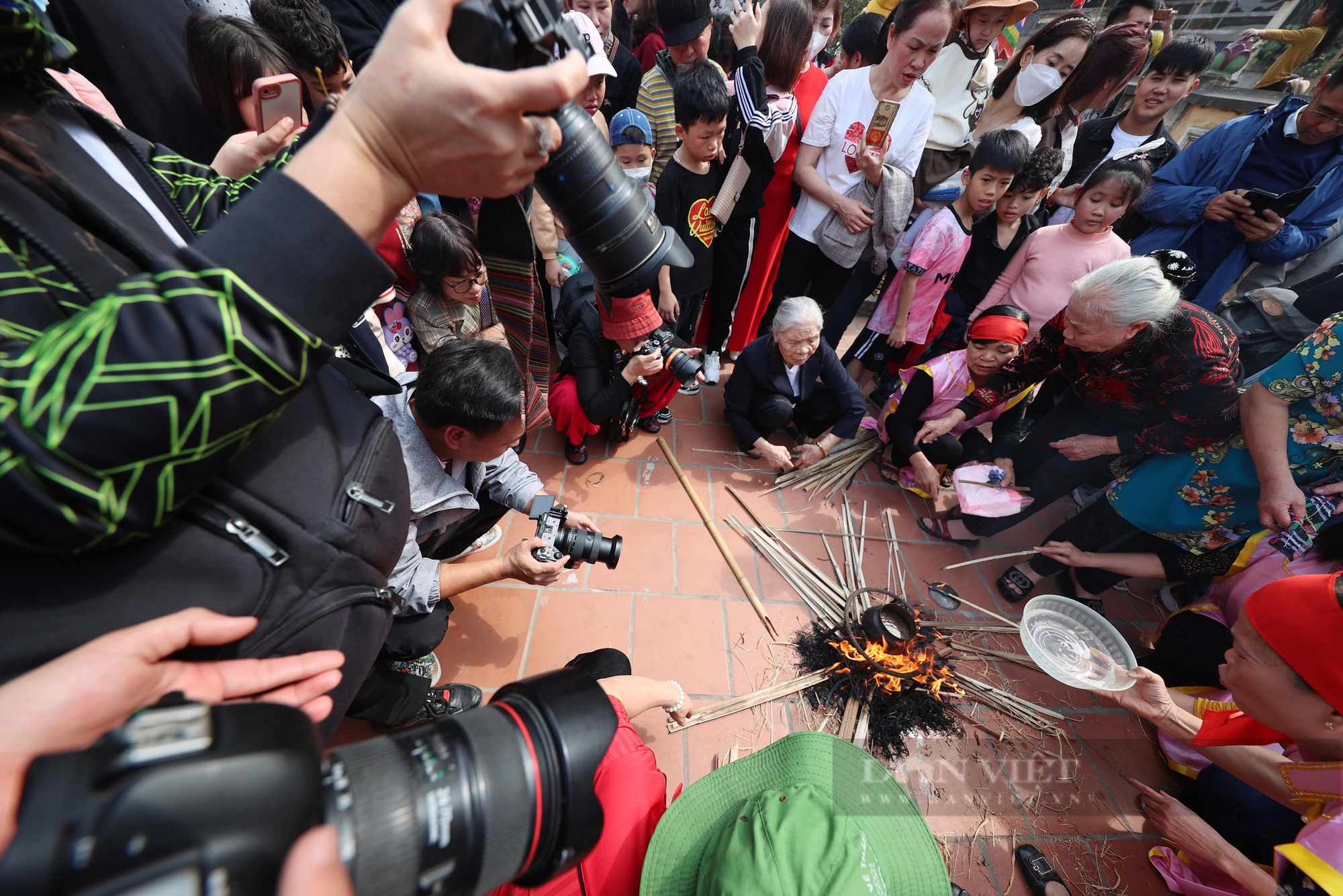 Phóng viên, nhiếp ảnh gia vây kín hội kéo lửa thổi cơm giữa sân đình ở Hà Nội- Ảnh 10.