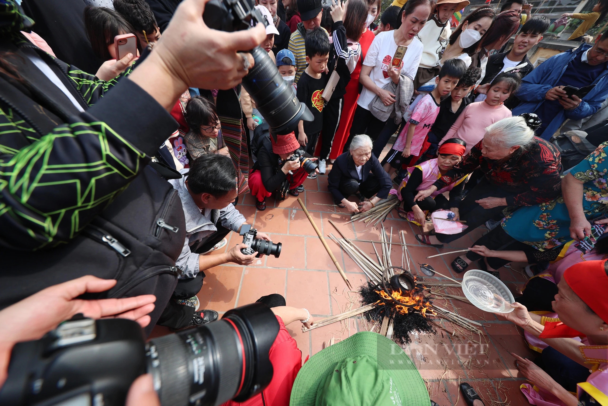 Reporters and photographers surrounded the fire-cooking festival in the middle of a communal house yard in Hanoi - Photo 10.