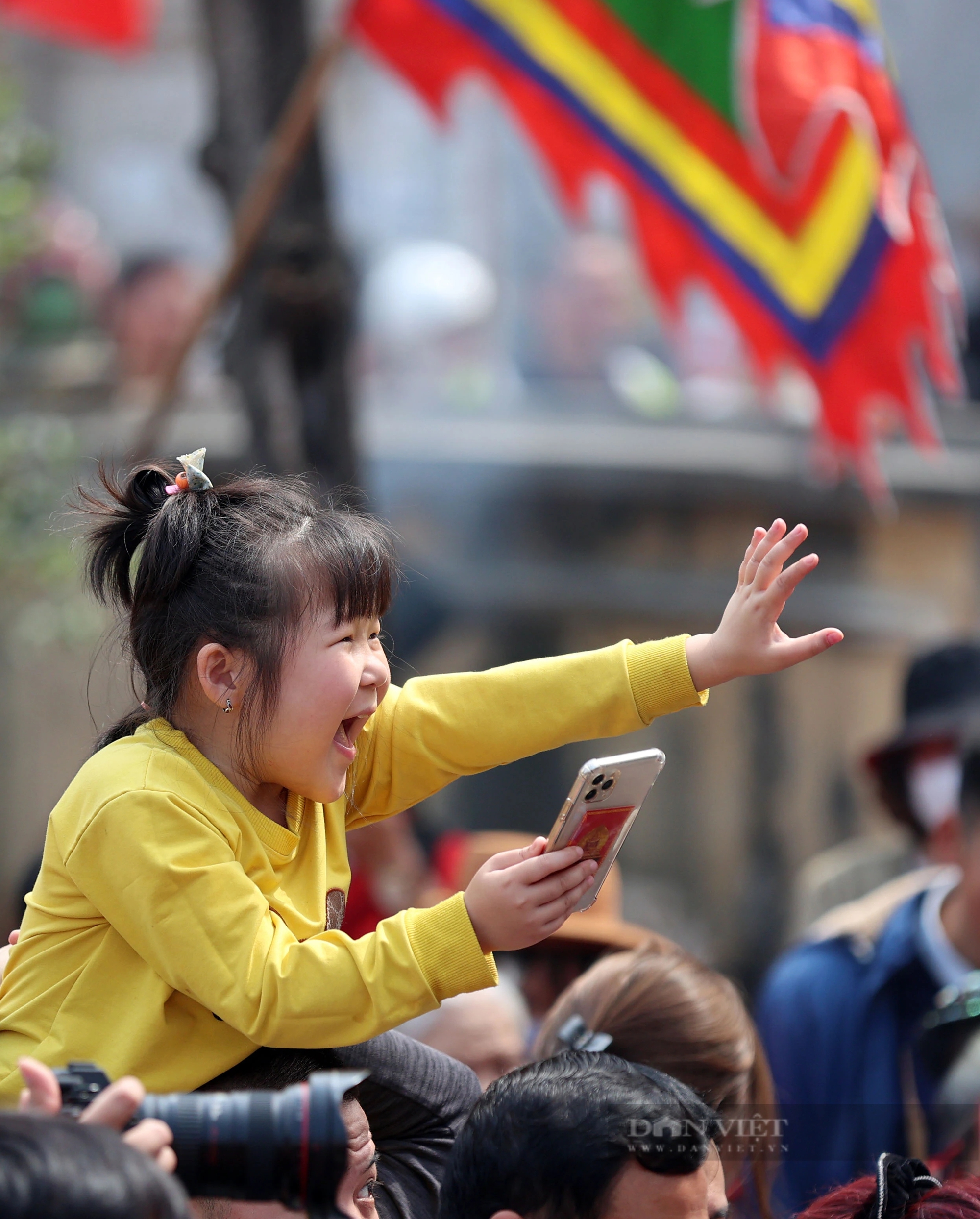 Reporters and photographers surrounded the fire-cooking festival in the middle of a communal house yard in Hanoi - Photo 13.