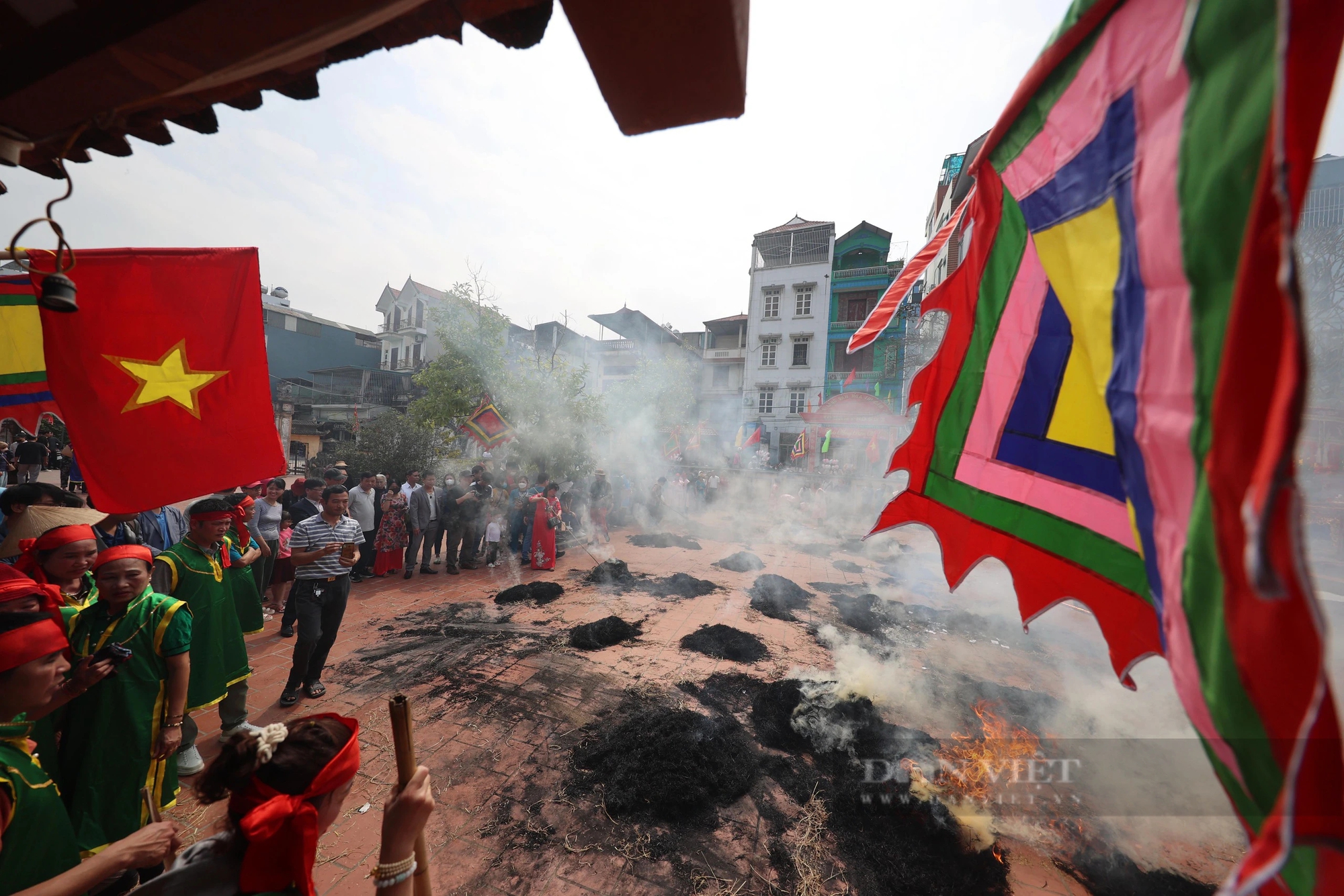 Phóng viên, nhiếp ảnh gia vây kín hội kéo lửa thổi cơm giữa sân đình ở Hà Nội- Ảnh 14.