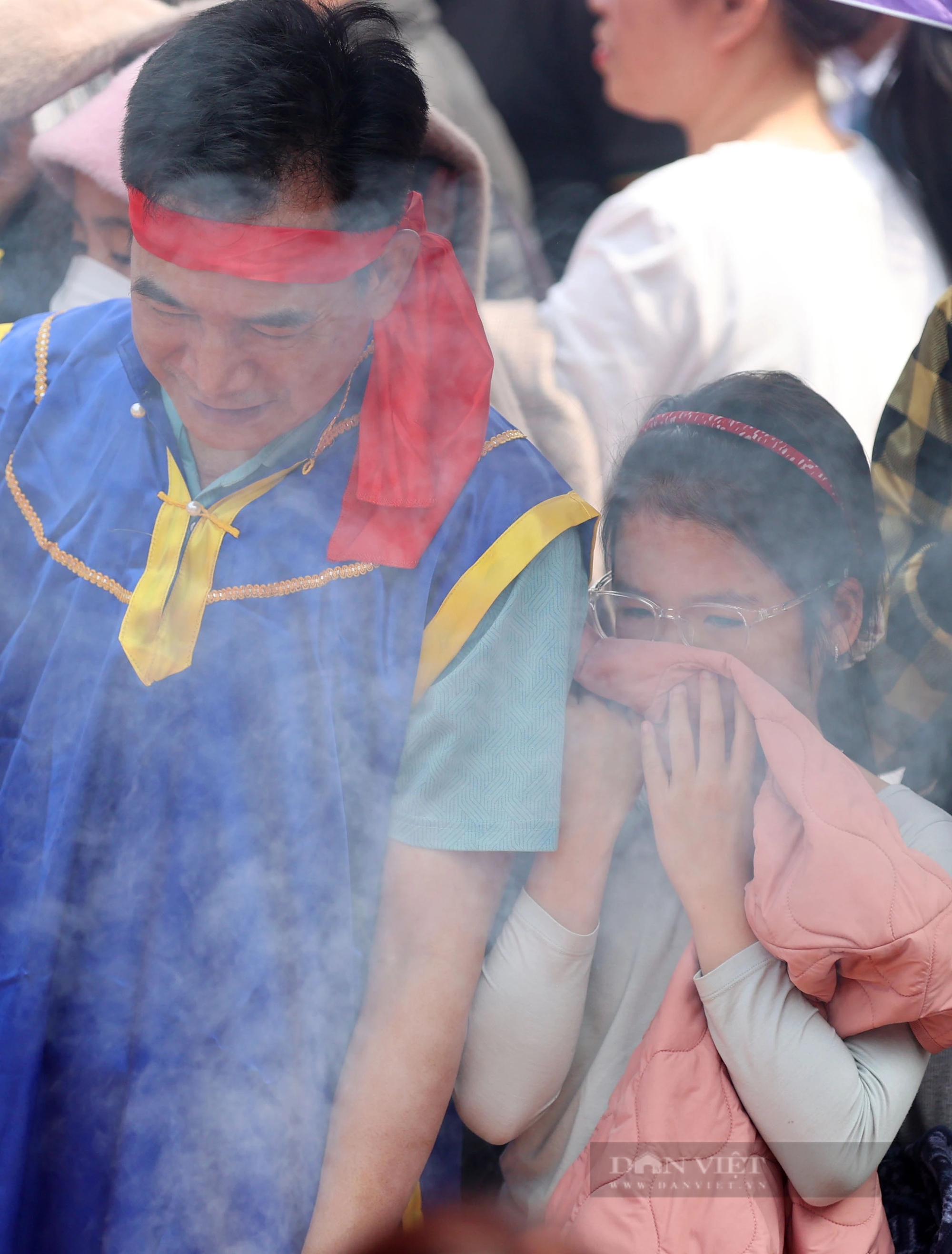 Reporters and photographers surrounded the fire-cooking festival in the middle of a communal house yard in Hanoi - Photo 15.