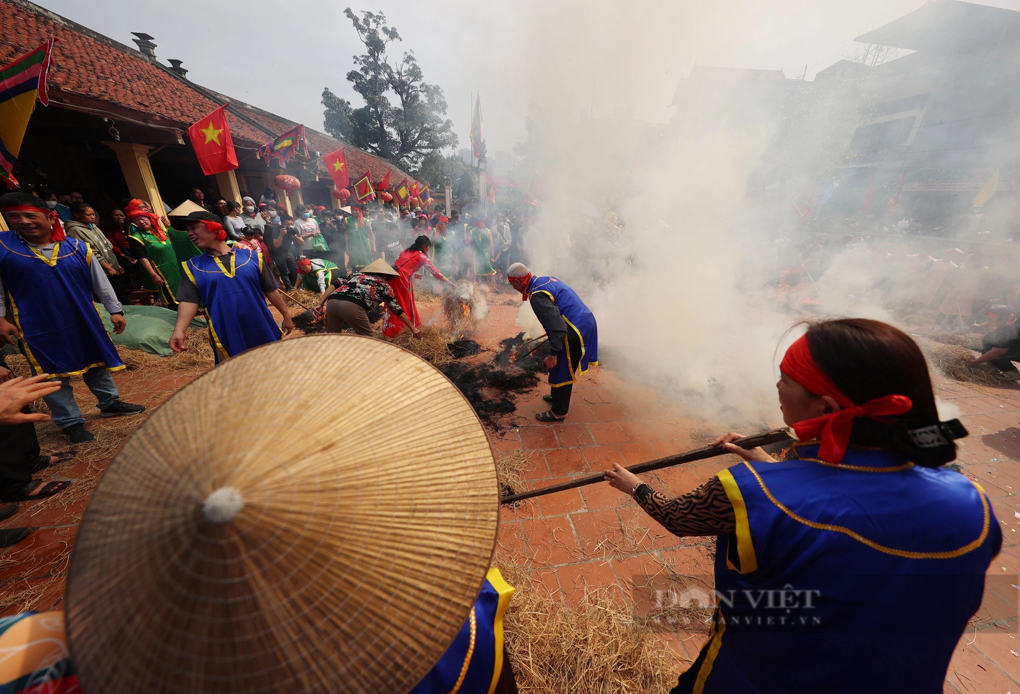 Reporters and photographers surrounded the fire-cooking festival in the middle of a communal house yard in Hanoi - Photo 16.