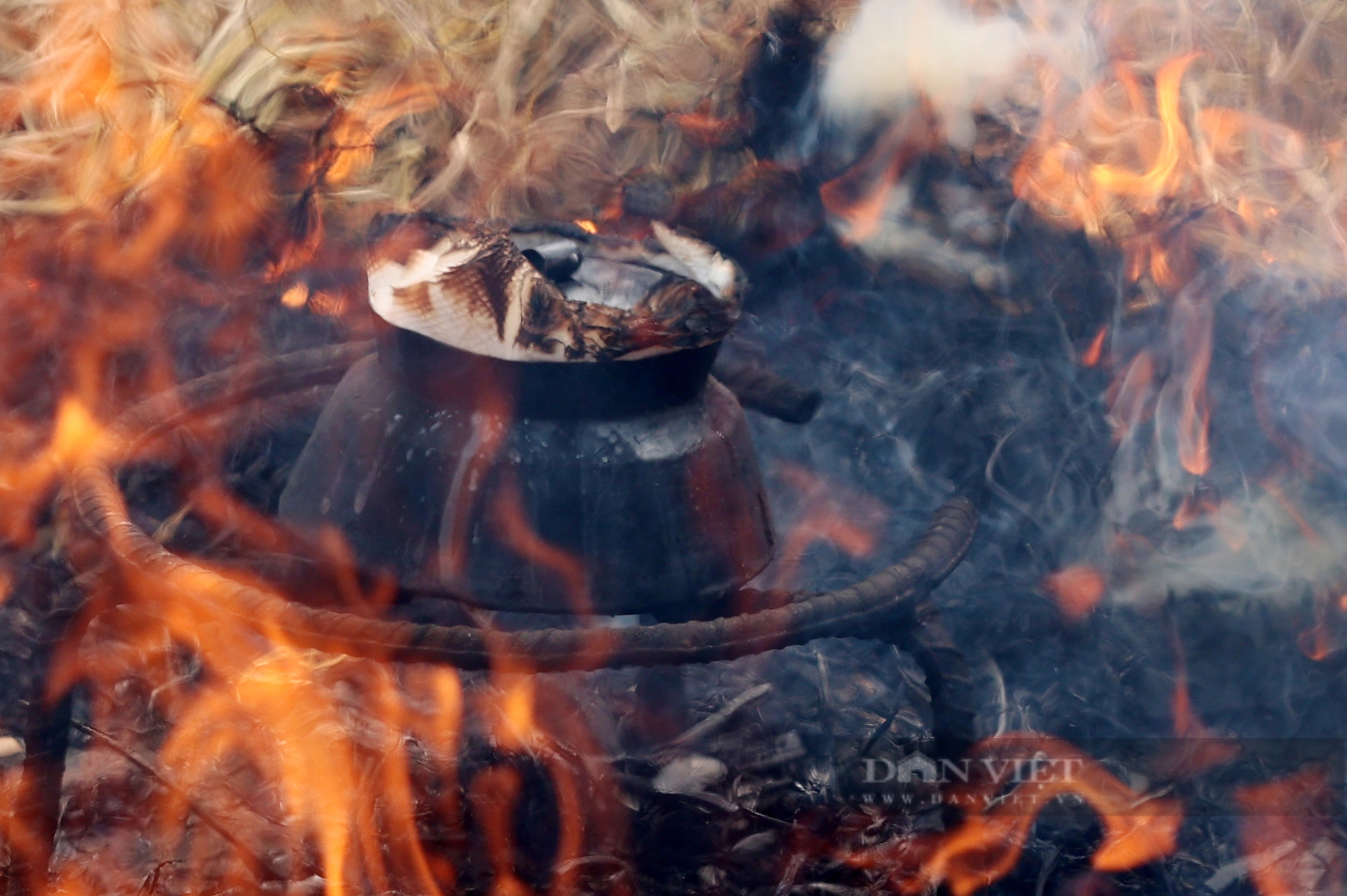 Phóng viên, nhiếp ảnh gia vây kín hội kéo lửa thổi cơm giữa sân đình ở Hà Nội- Ảnh 17.