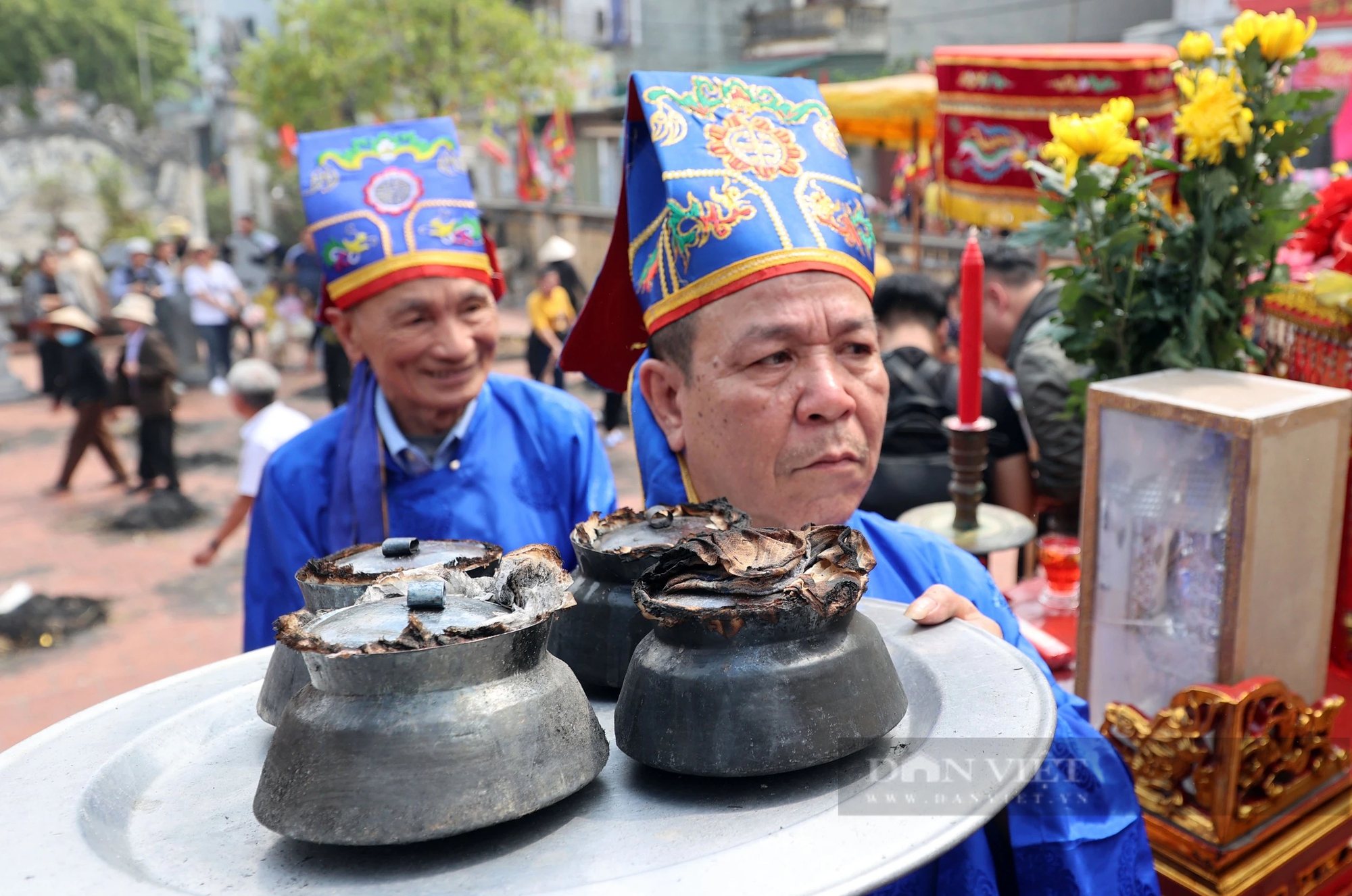 Reporters and photographers surrounded the fire-cooking festival in the middle of a communal house yard in Hanoi - Photo 21.