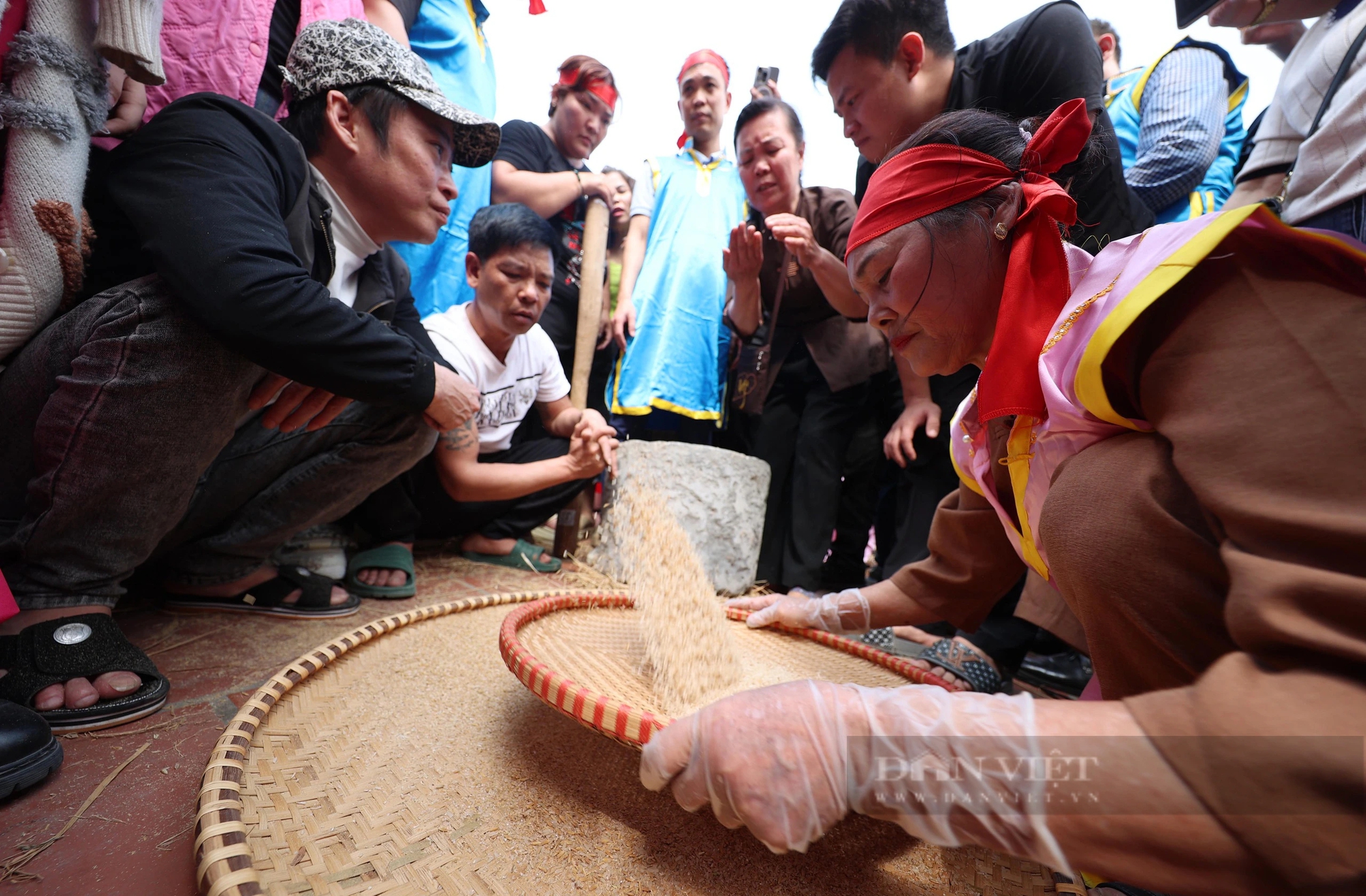 Reporters and photographers surrounded the fire-cooking festival in the middle of a communal house yard in Hanoi - Photo 7.