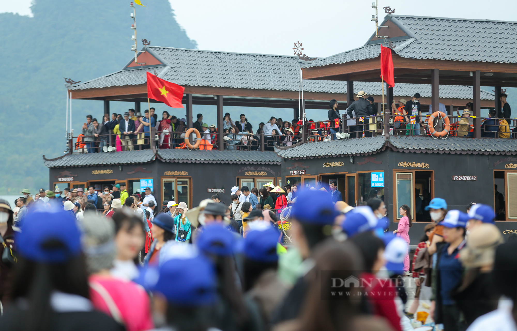 Hàng vạn du khách đổ về chùa Tam Chúc du xuân, lập nhiều hàng rào cứng tránh ùn ứ từ xa- Ảnh 4.