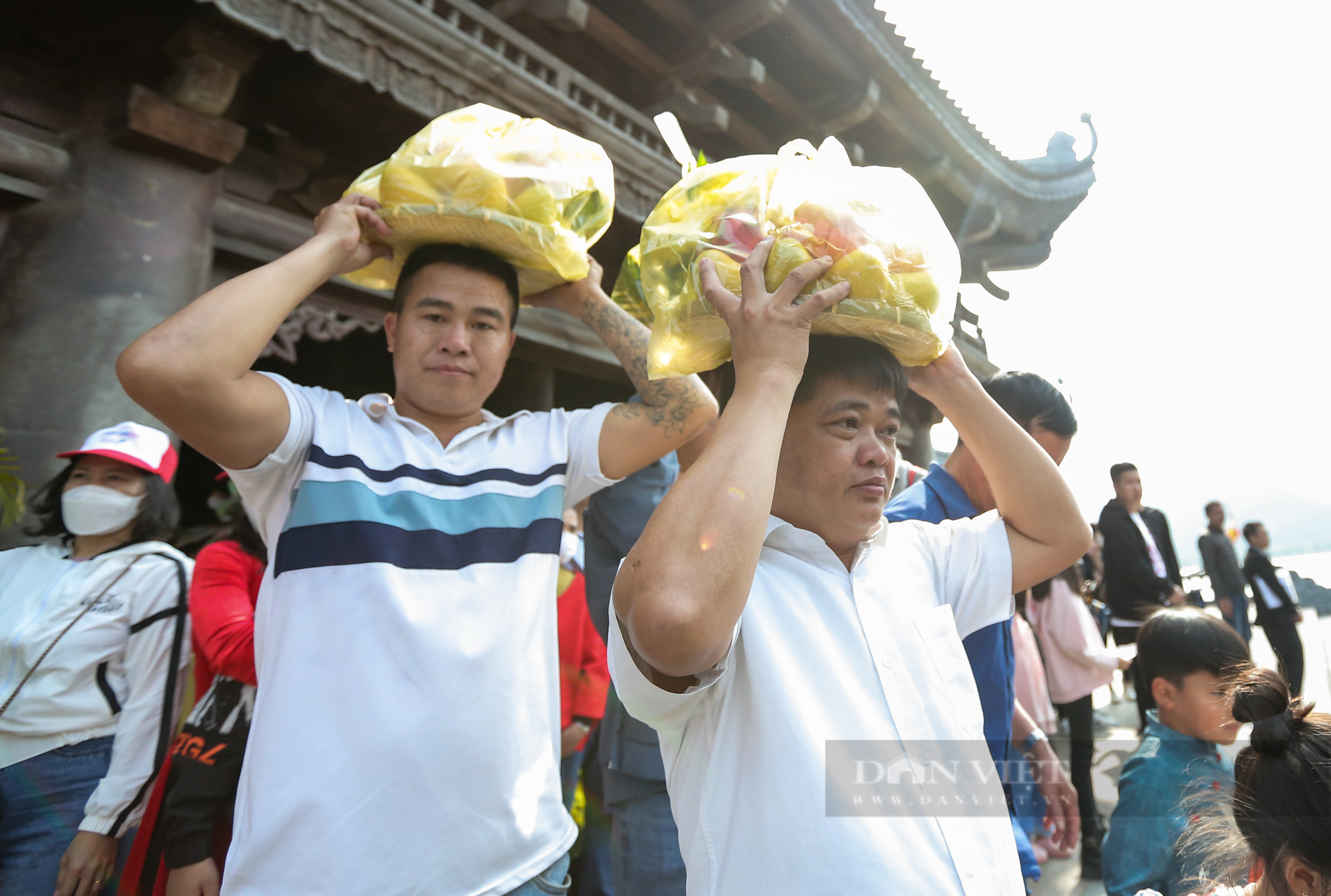 Hàng vạn du khách đổ về chùa Tam Chúc du xuân, lập nhiều hàng rào cứng tránh ùn ứ từ xa- Ảnh 8.