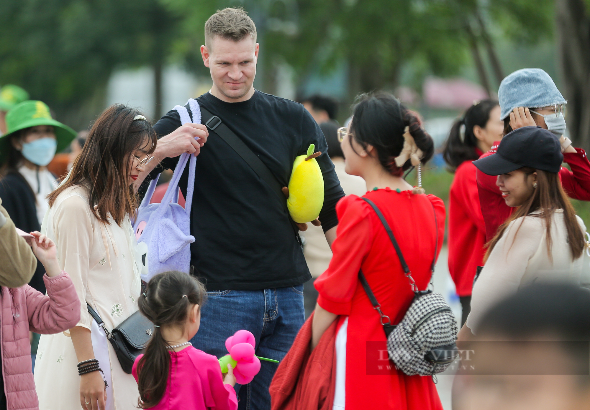 Hàng vạn du khách đổ về chùa Tam Chúc du xuân, lập nhiều hàng rào cứng tránh ùn ứ từ xa- Ảnh 9.