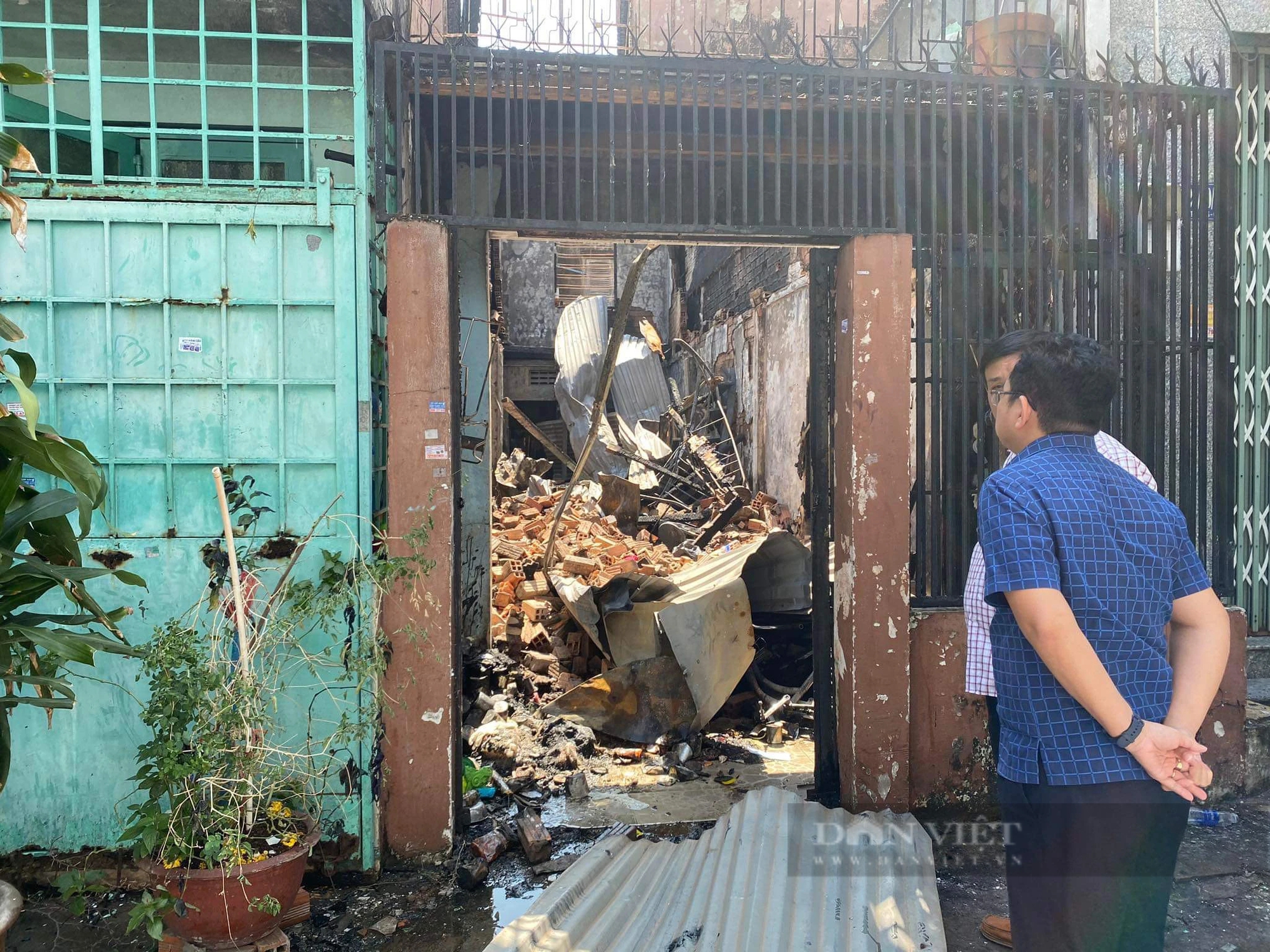Chủ nhà kể chuyện nhà bị đổ sập khi căn nhà hàng xóm trong hẻm 623 cháy khiến 4 người tử vong ở TP.HCM- Ảnh 2.