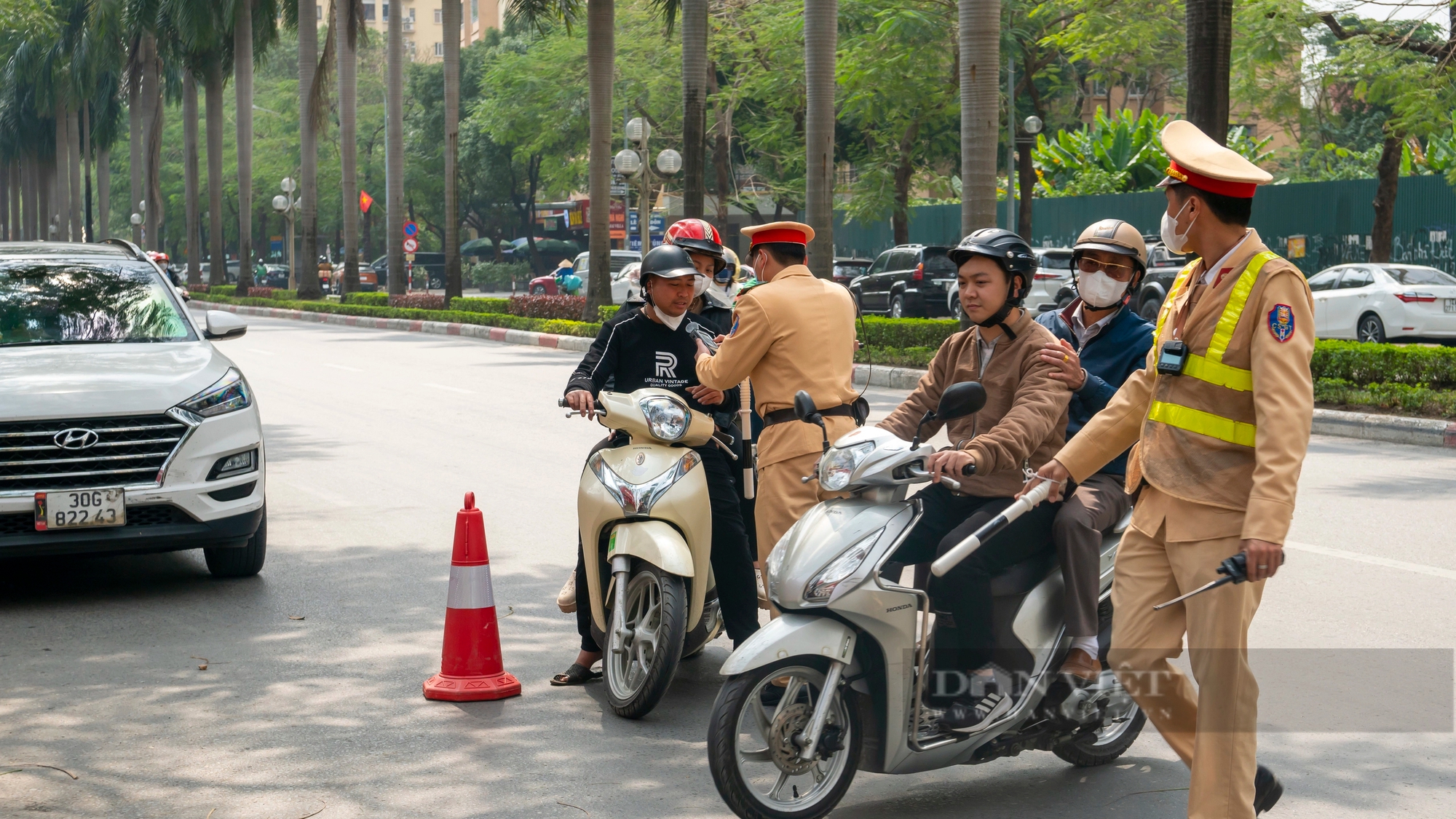 CSGT Hà Nội quyết liệt xử lý lái xe vi phạm nồng độ cồn sau Tết Nguyên đán- Ảnh 10.