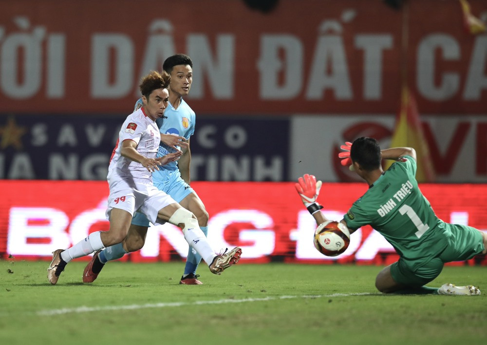 VAR vào cuộc 3 lần, Thép Xanh Nam Định có 3 bàn thắng vào lưới Hải Phòng- Ảnh 1.