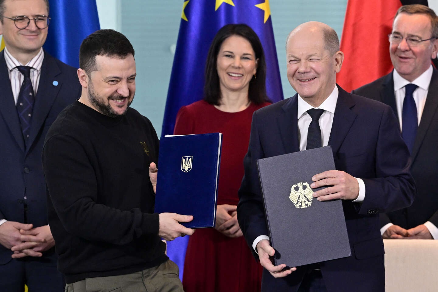 Ký thỏa thuận an ninh với Pháp, Đức, Tổng thống Zelensky mang những 'món quà' khổng lồ về cho Ukraine- Ảnh 2.