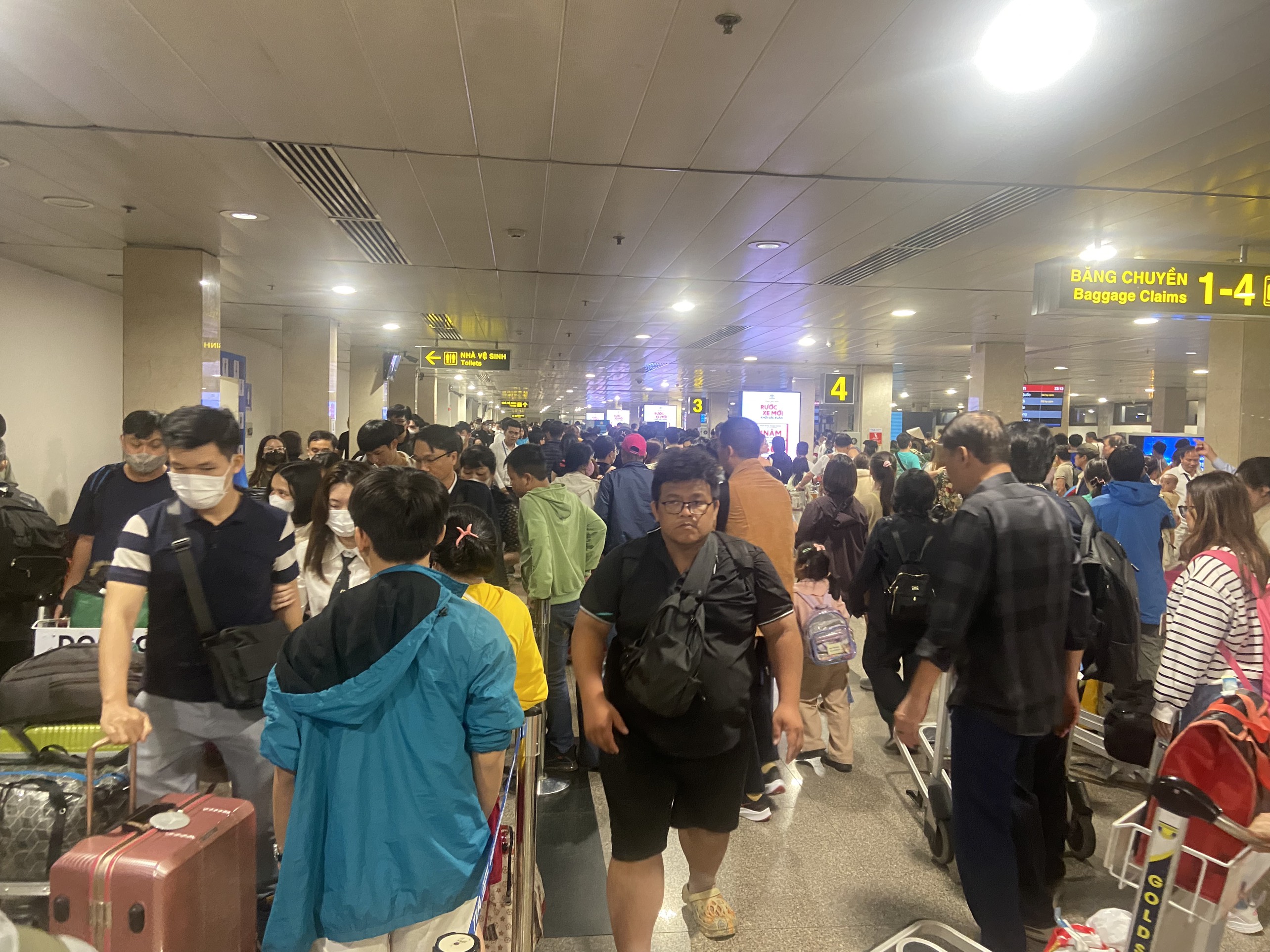 Người dân nườm nượp đổ về TP.HCM, sân bay Tân Sơn Nhất lập đỉnh đón hơn 154.000 khách- Ảnh 3.