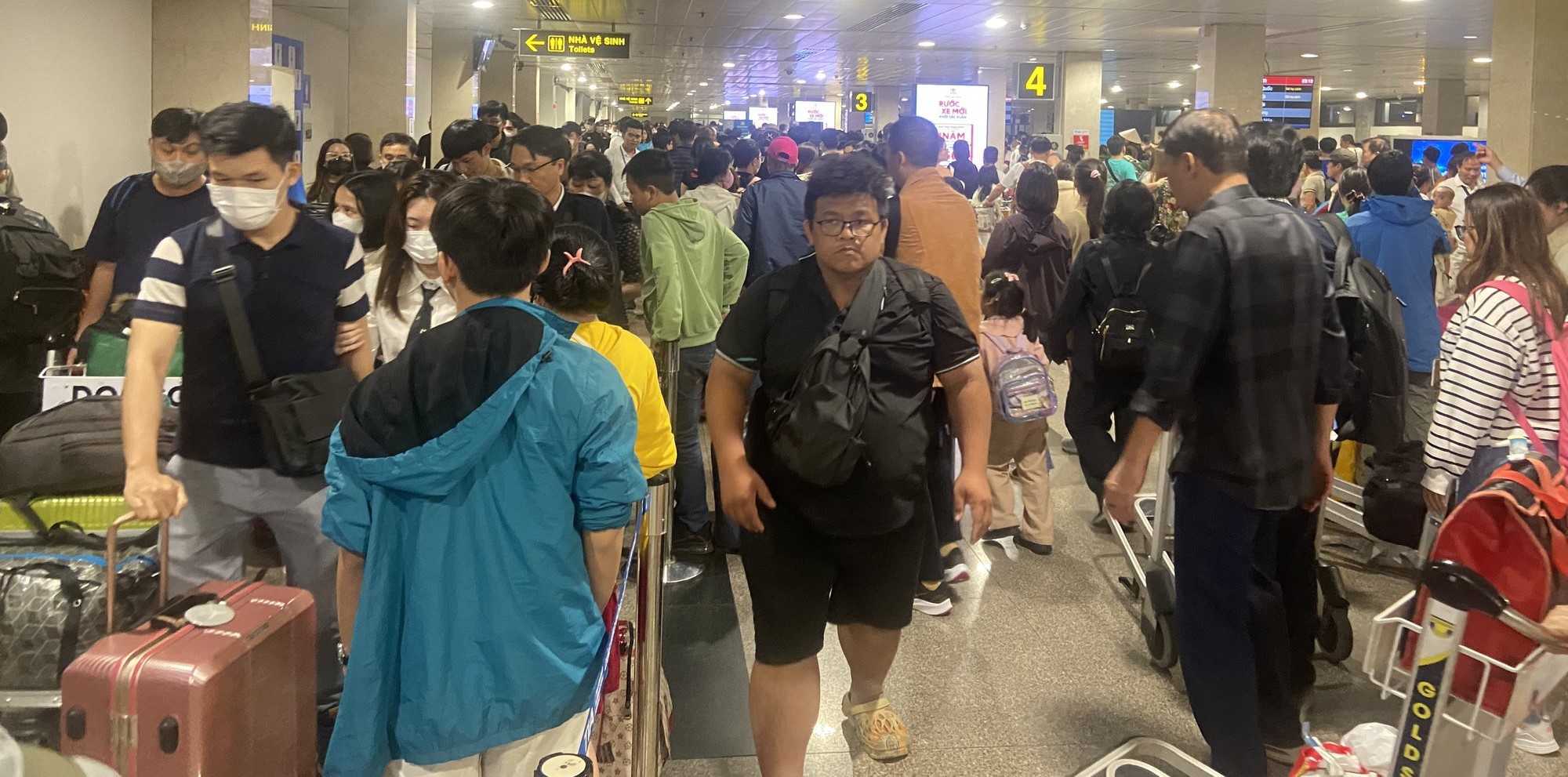 Tân Sơn Nhất đón gần ngàn chuyến bay ngày mùng 8, phát sinh delay
       - Ảnh 1.