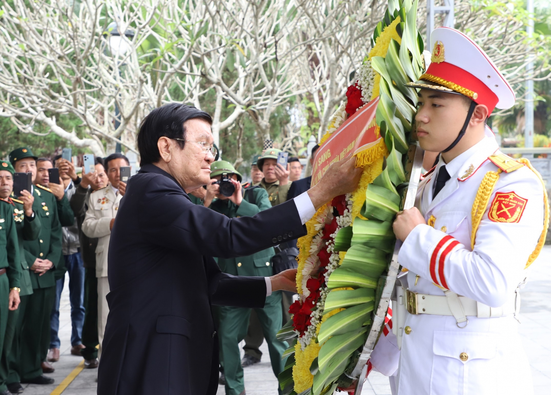 Nguyên Chủ tịch nước Trương Tấn Sang dâng hoa, thắp hương tưởng niệm các anh hùng liệt sỹ tại Hà Giang- Ảnh 2.