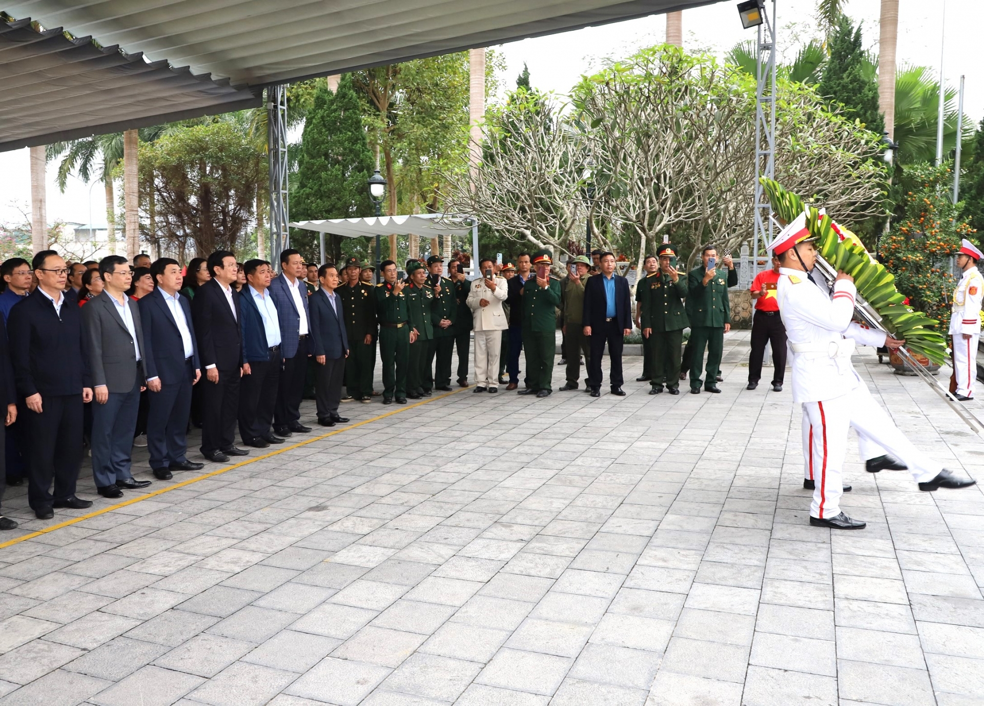 Nguyên Chủ tịch nước Trương Tấn Sang dâng hoa, thắp hương tưởng niệm các anh hùng liệt sỹ tại Hà Giang- Ảnh 3.