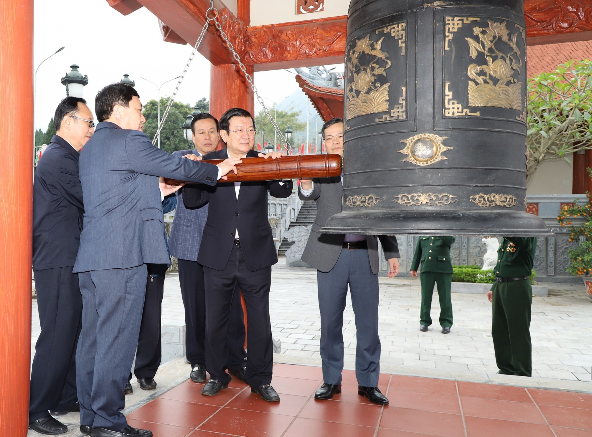 Nguyên Chủ tịch nước Trương Tấn Sang dâng hoa, thắp hương tưởng niệm các anh hùng liệt sỹ tại Hà Giang- Ảnh 4.