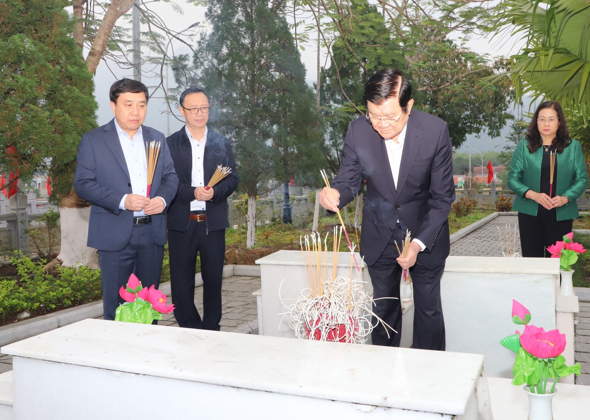 Nguyên Chủ tịch nước Trương Tấn Sang dâng hoa, thắp hương tưởng niệm các anh hùng liệt sỹ tại Hà Giang- Ảnh 5.