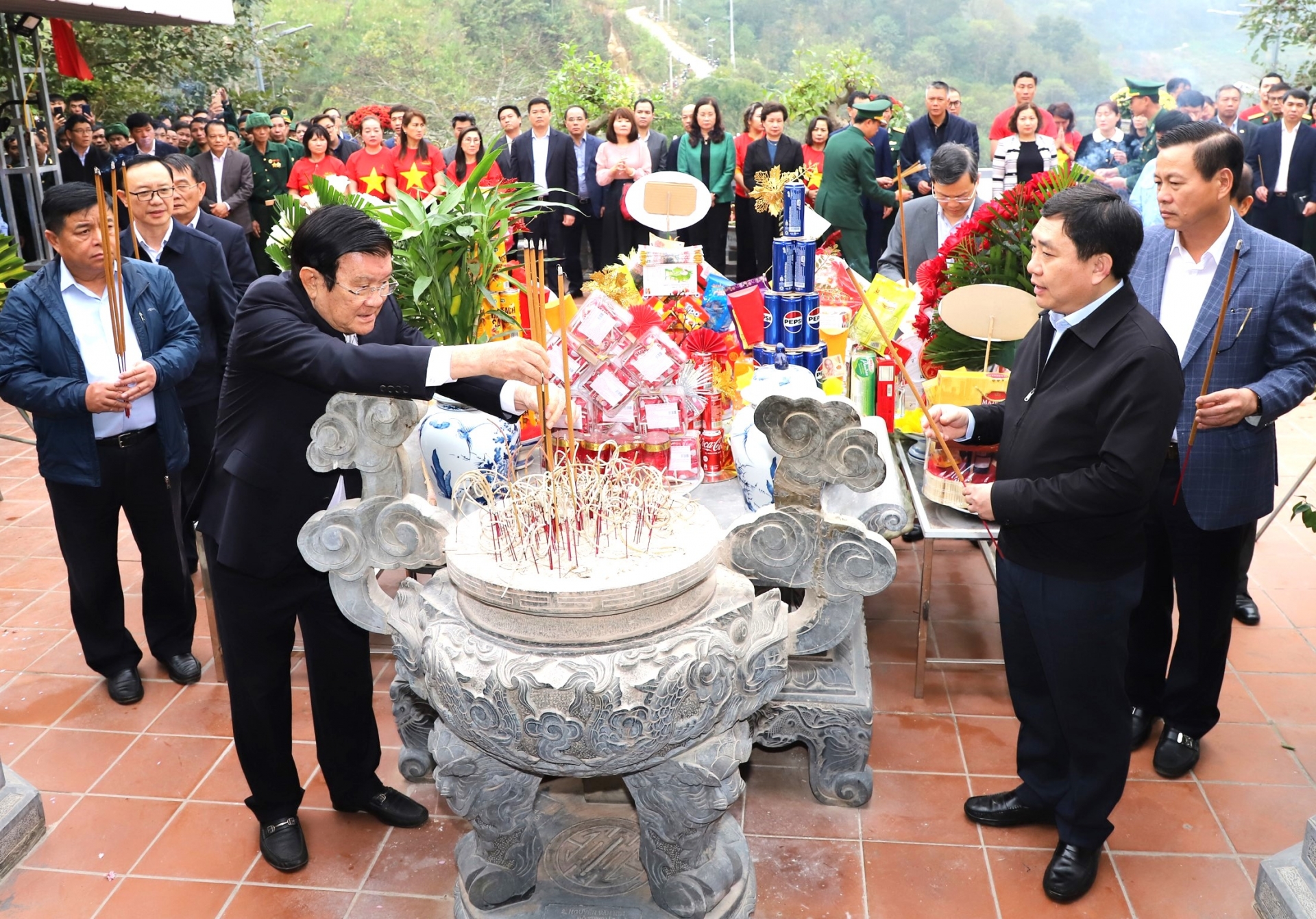 Nguyên Chủ tịch nước Trương Tấn Sang dâng hoa, thắp hương tưởng niệm các anh hùng liệt sỹ tại Hà Giang- Ảnh 6.